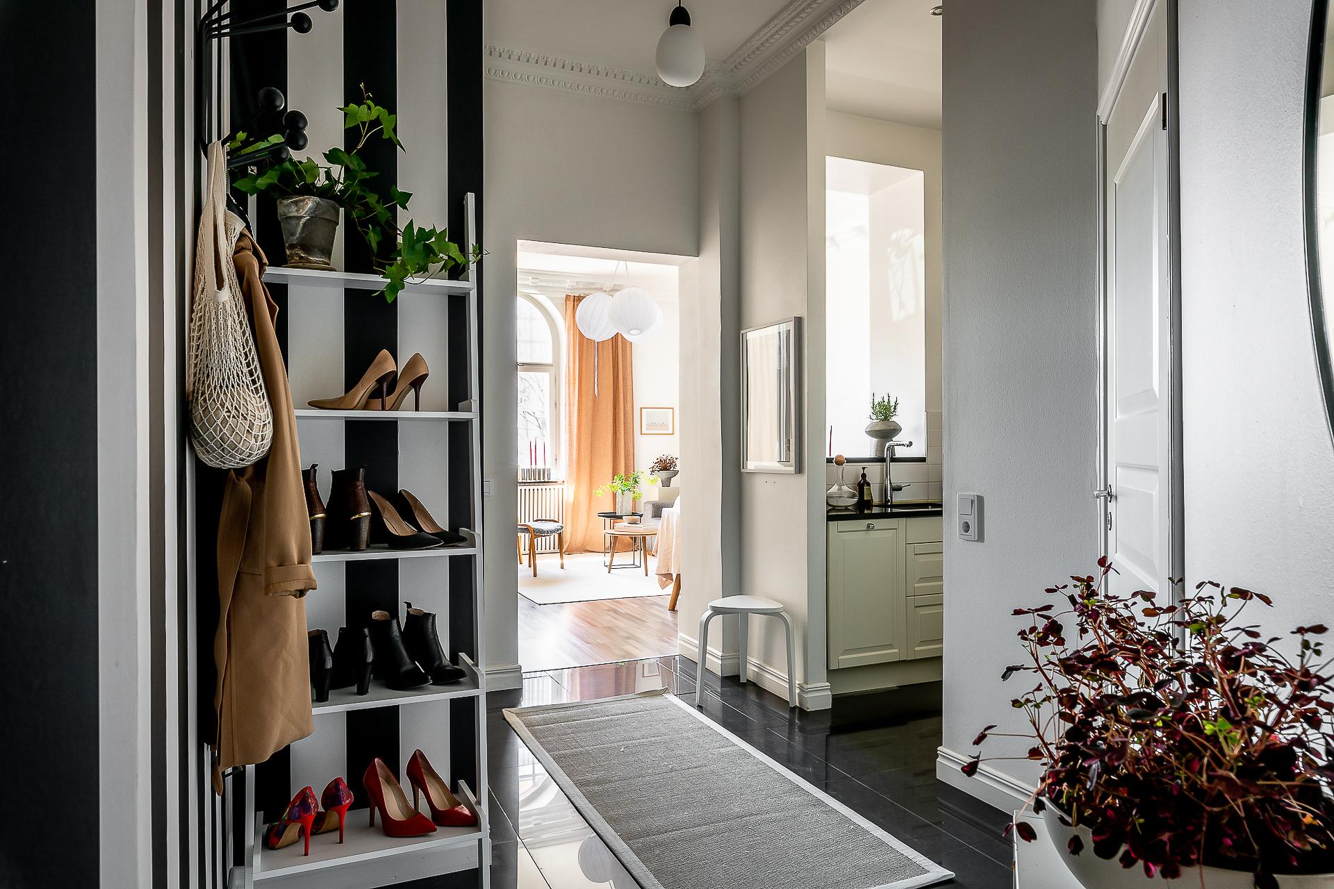 entrée avec papier-peint rayé noir et blanc décoration contemporaine