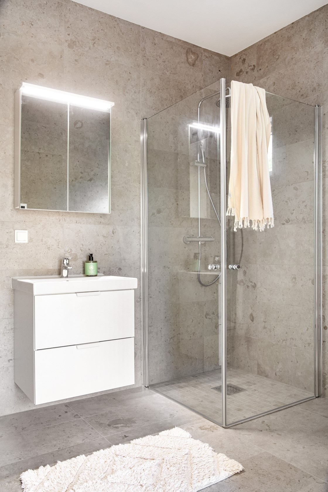 salle de bain grise