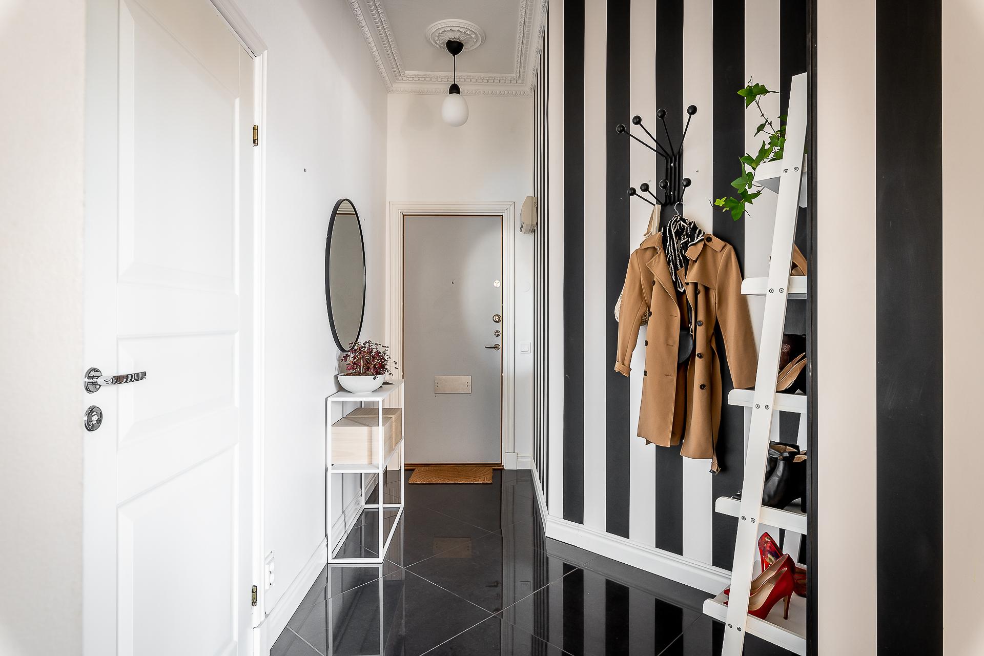 entrée avec papier-peint rayé noir et blanc décoration contemporaine