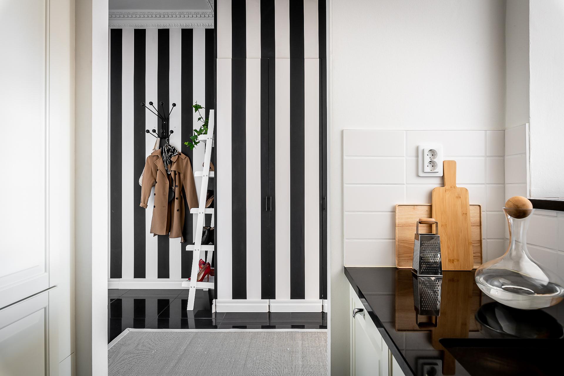 entrée avec papier-peint rayé noir et blanc décoration contemporaine