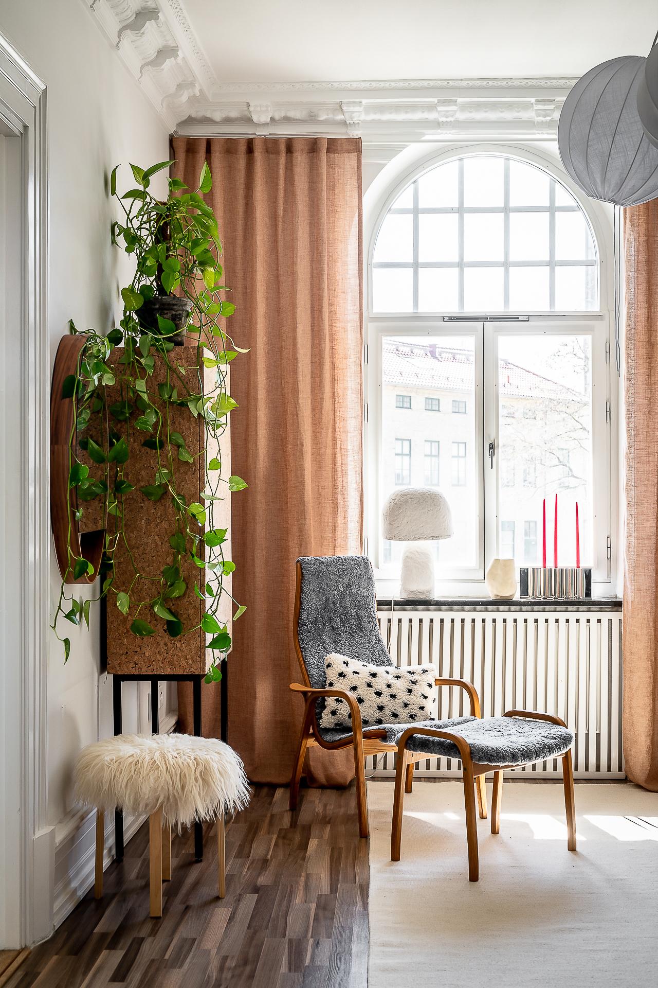 salon avec moulures décoration contemporaine et scandinave