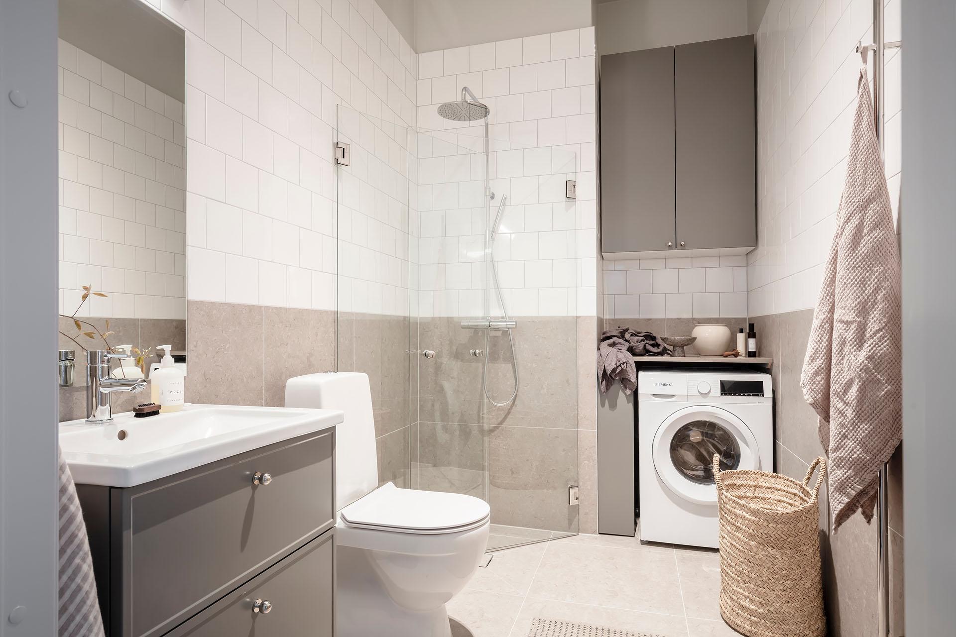 salle de bain blanche beige et grise