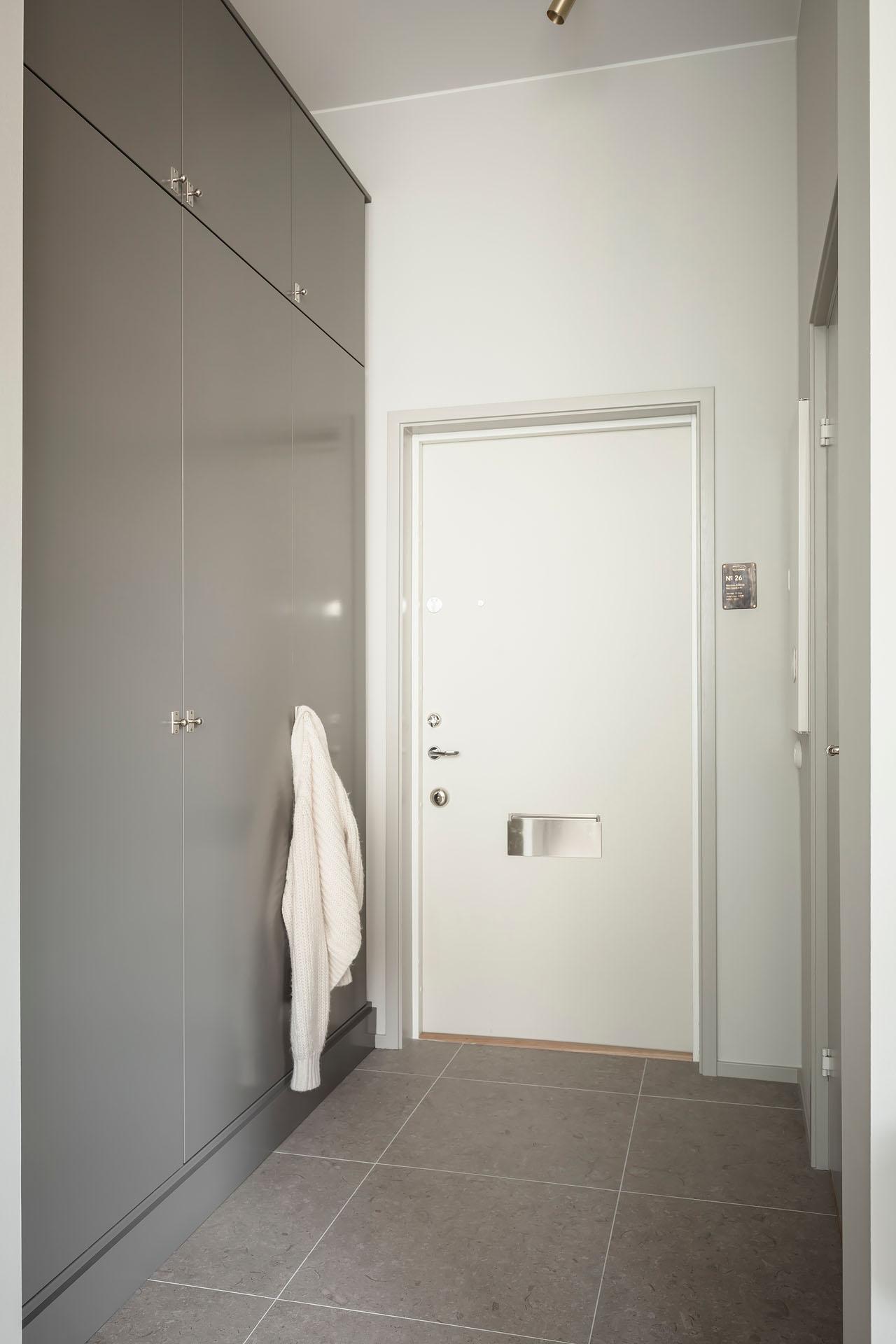 entrée avec placards gris