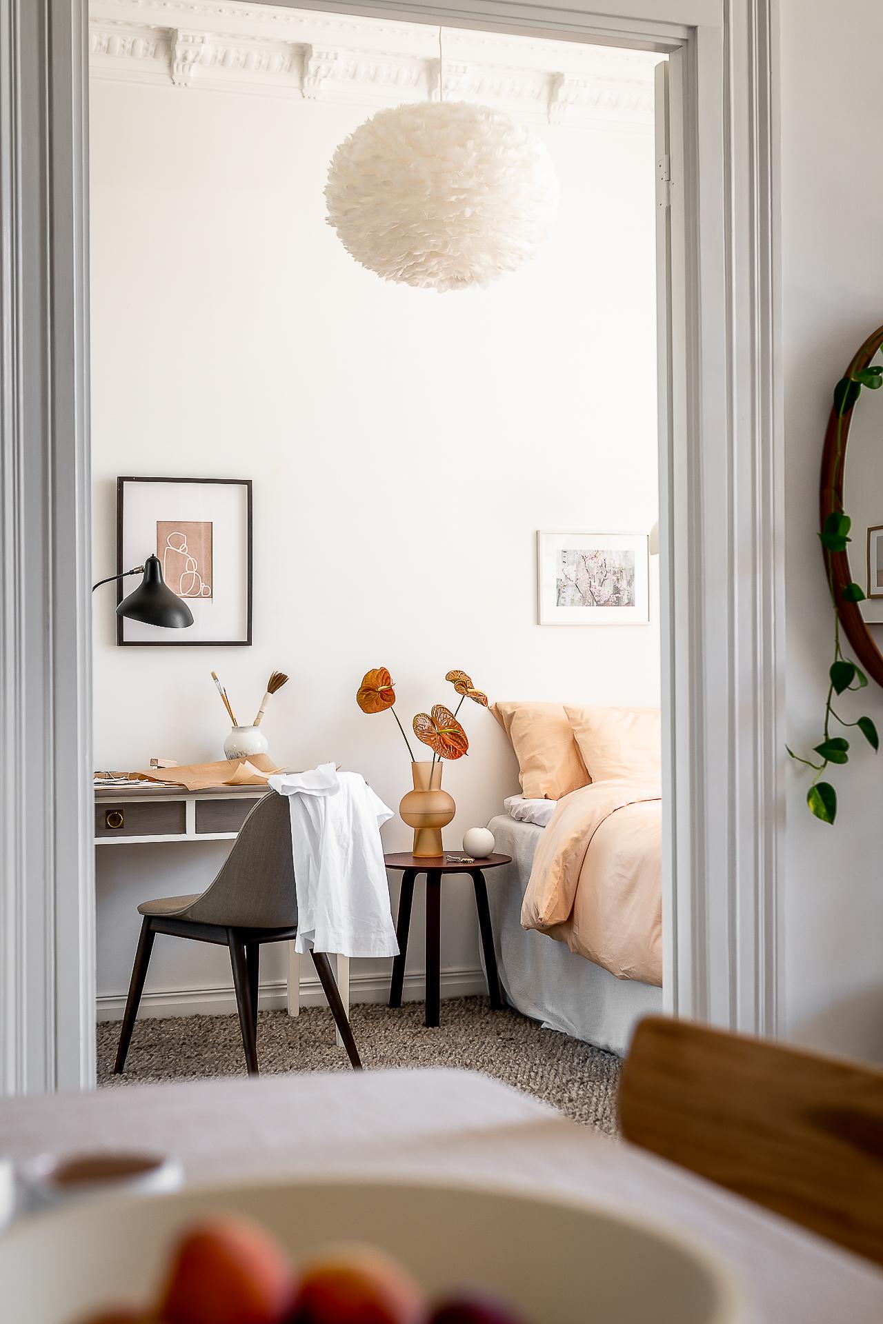 chambre avec moulures décoration contemporaine et scandinave