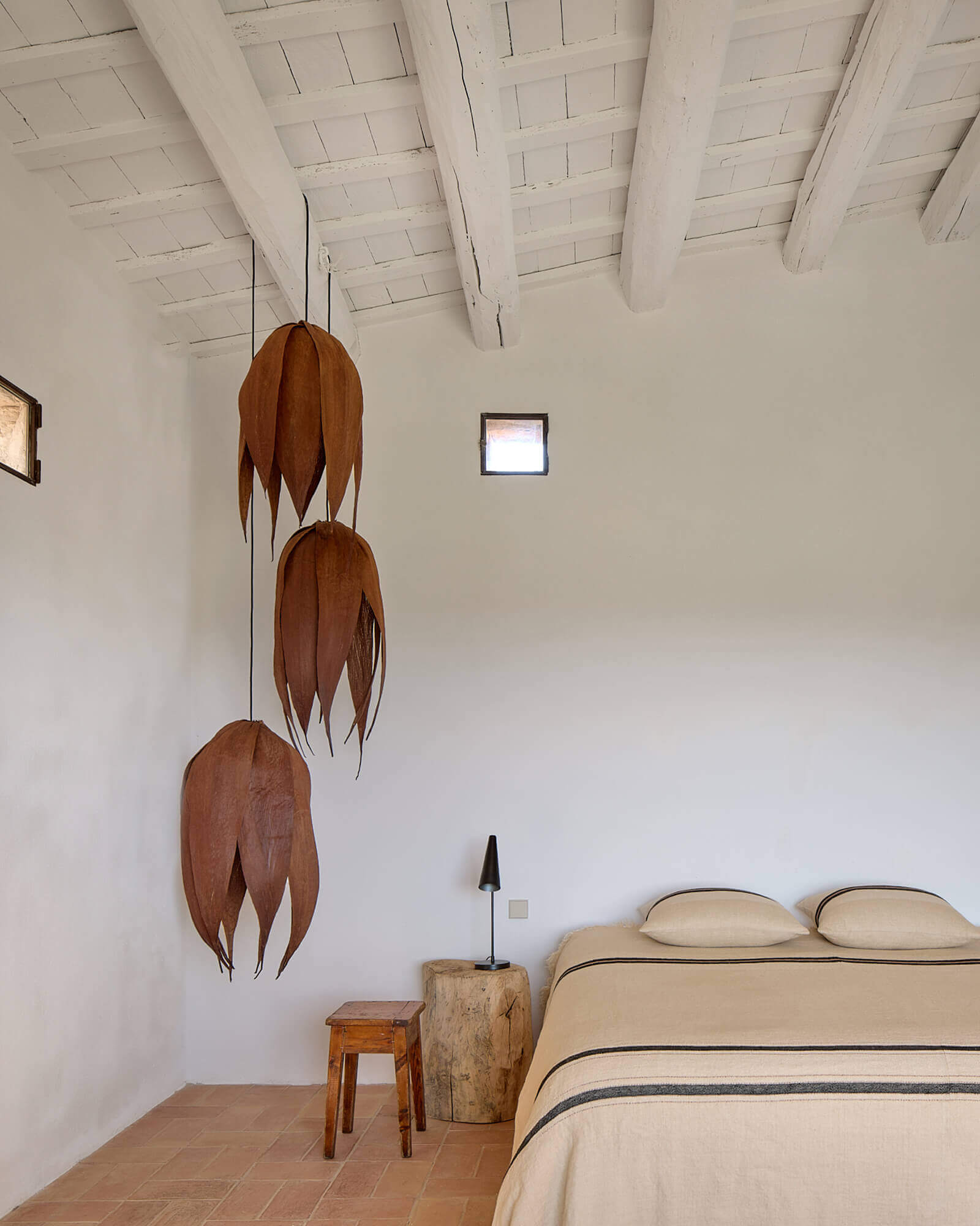 chambre avec poutres blanches maison en pierres chambre avec poutres blanches maison en pierres
