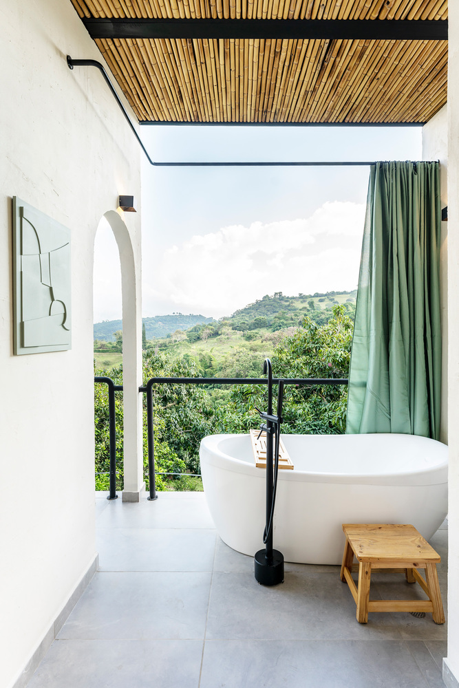 salle de bain avec baignoire îlot