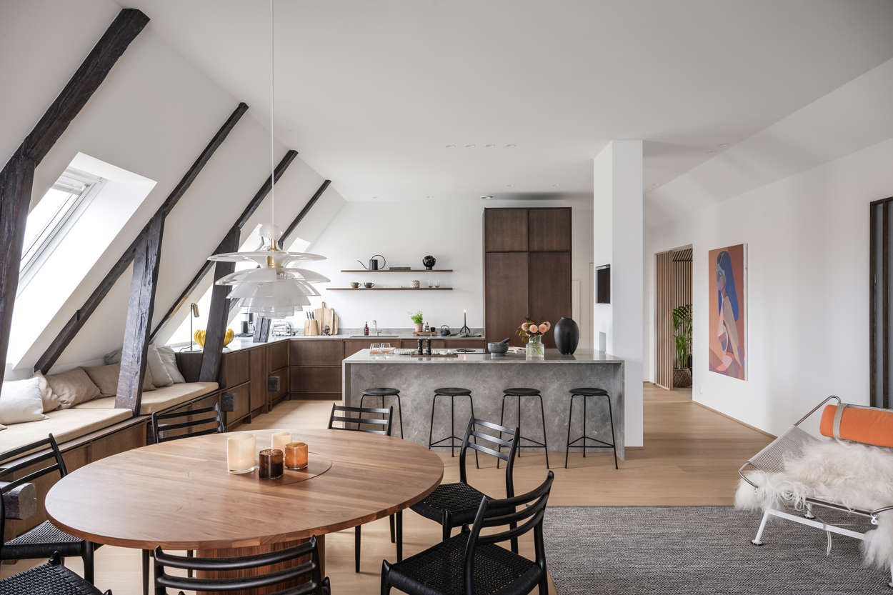cuisine ouverte et salon avec poutres décoration contemporaine