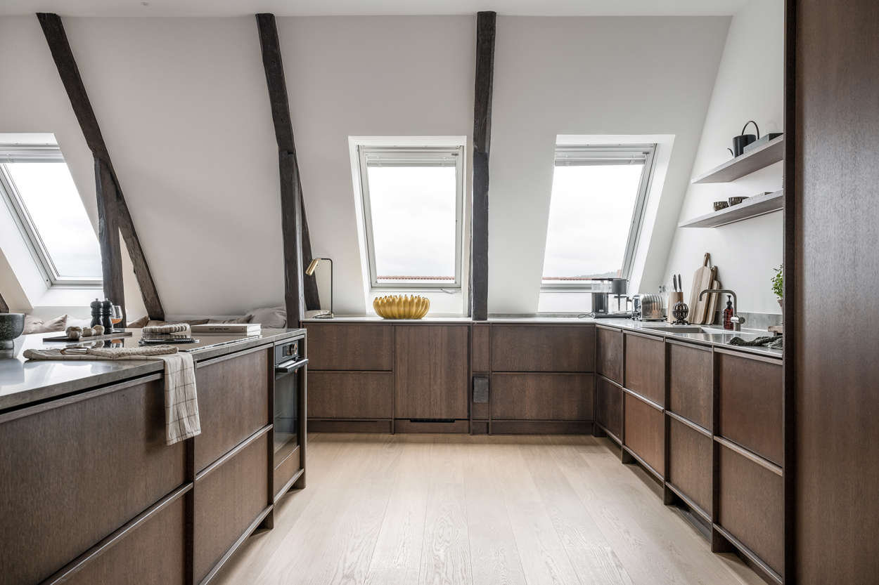 cuisine bois noyer et plan de travail pierre grise