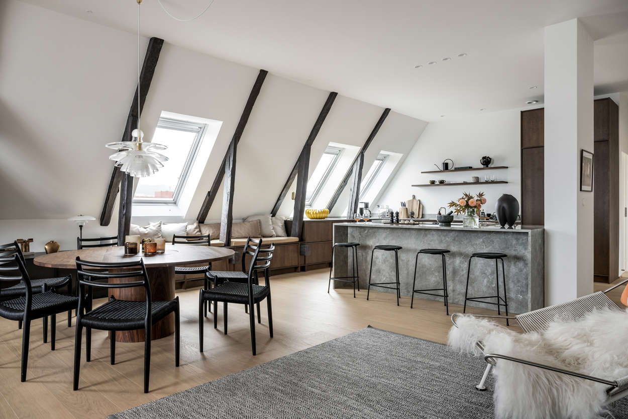 cuisine ouverte et salon avec poutres décoration contemporaine