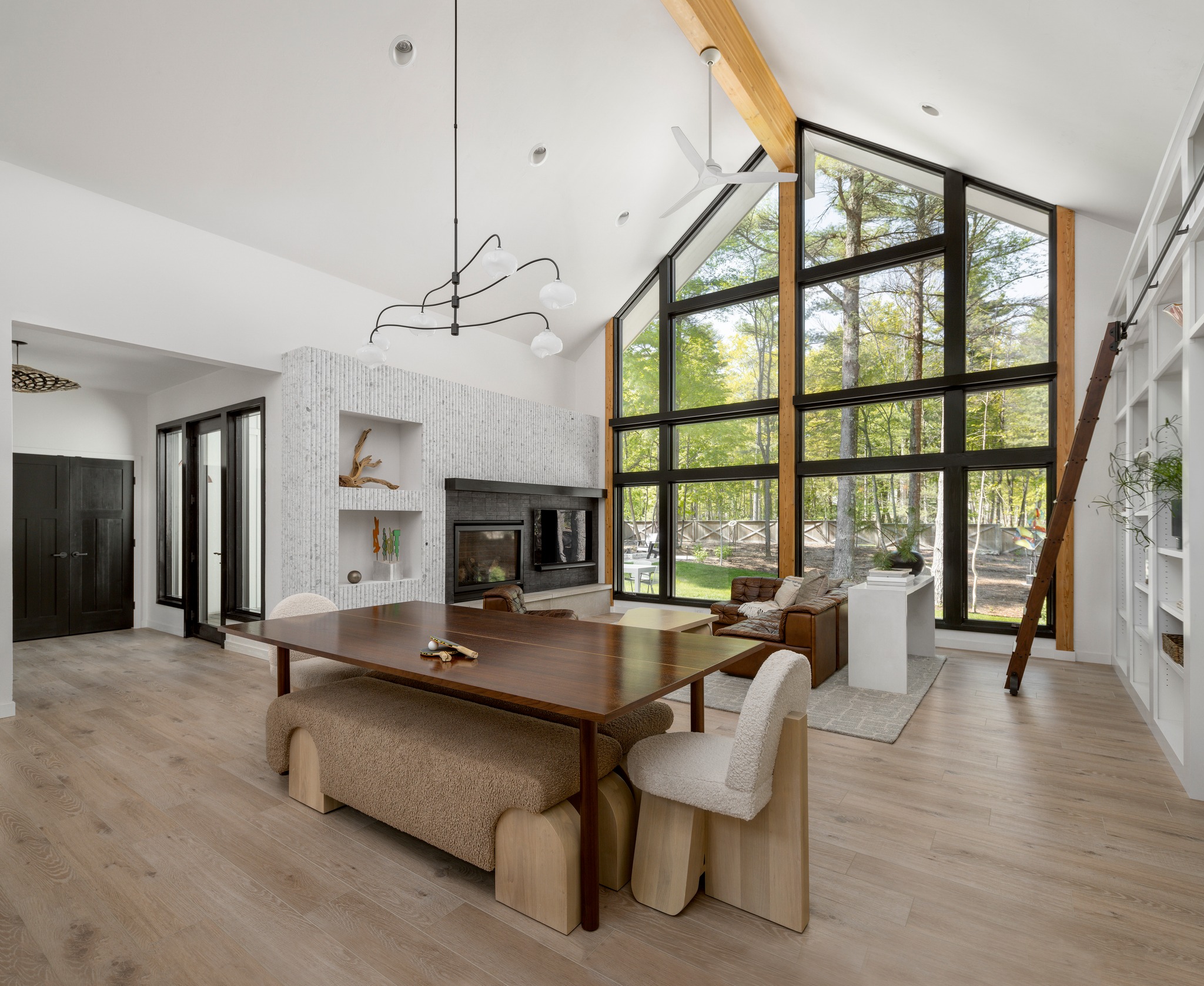 salon double hauteur maison en bois