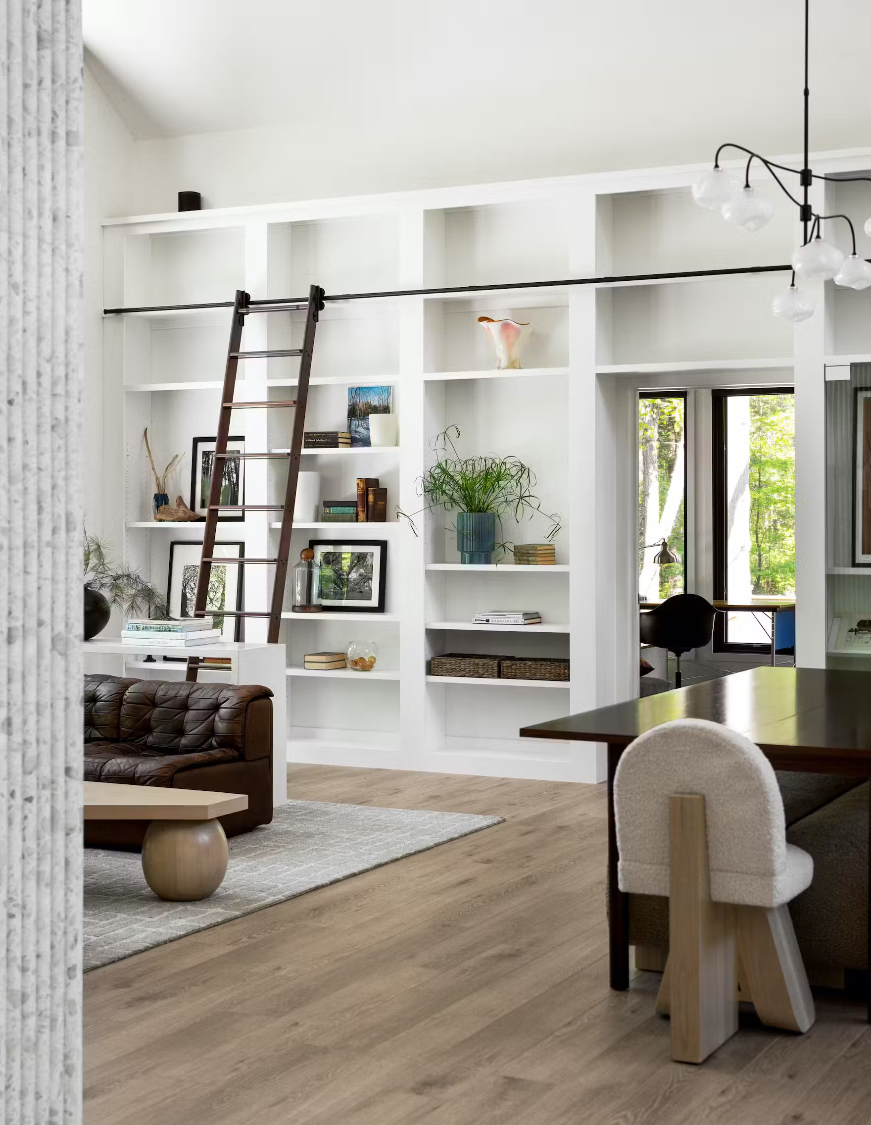 salon avec bibliothèque sur mesure maison en bois