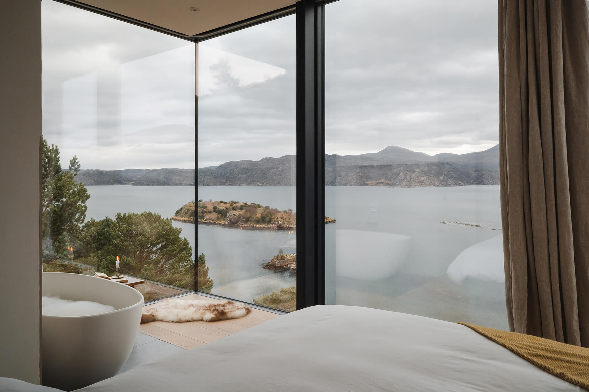 chambre design avec baie vitrée et salle de bain