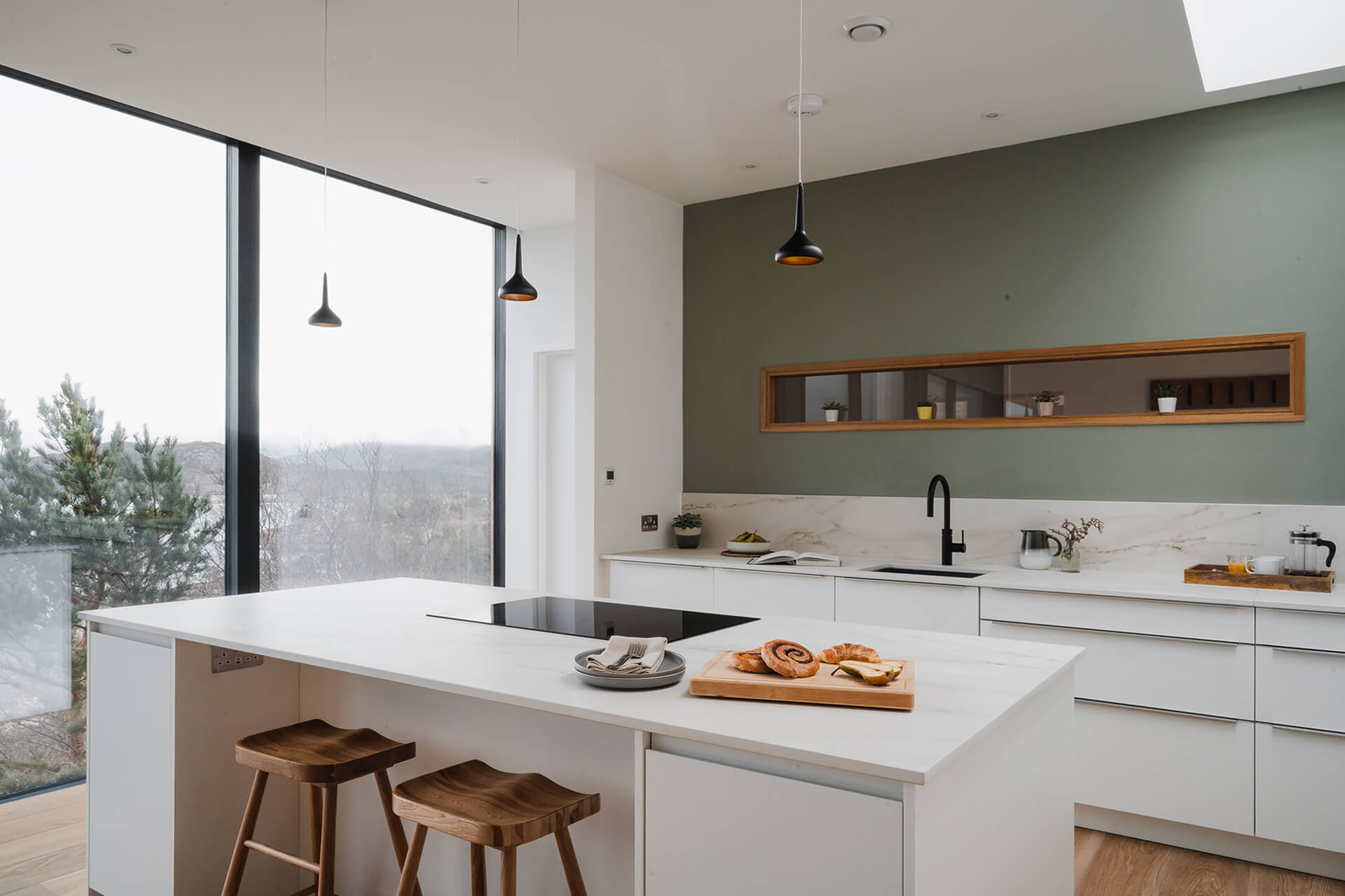 cuisine ouverte blanche mur vert