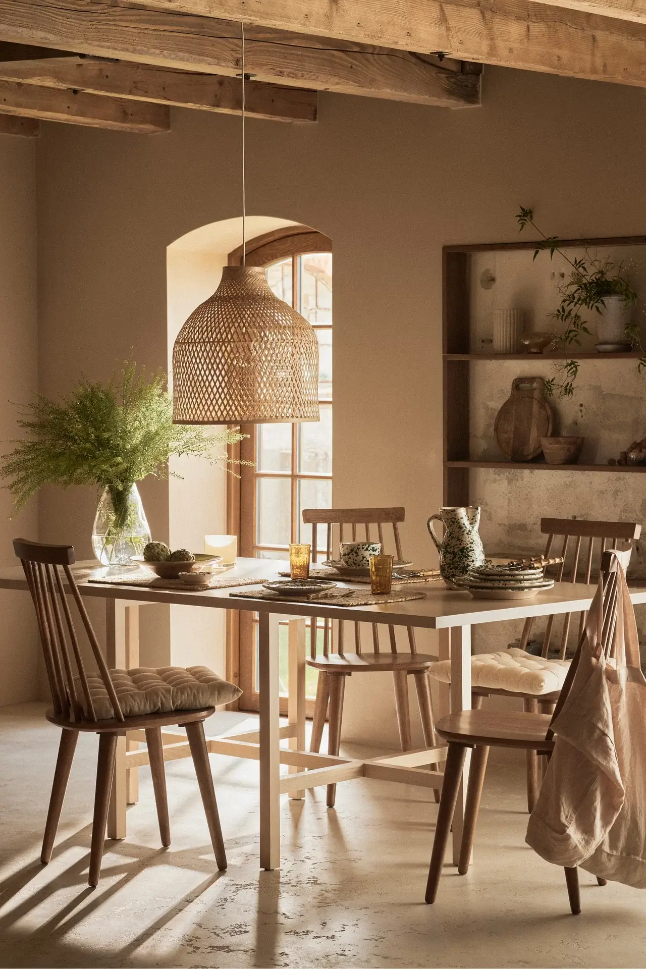 salle à manger décoration méditerranéenne beige contemporaine
