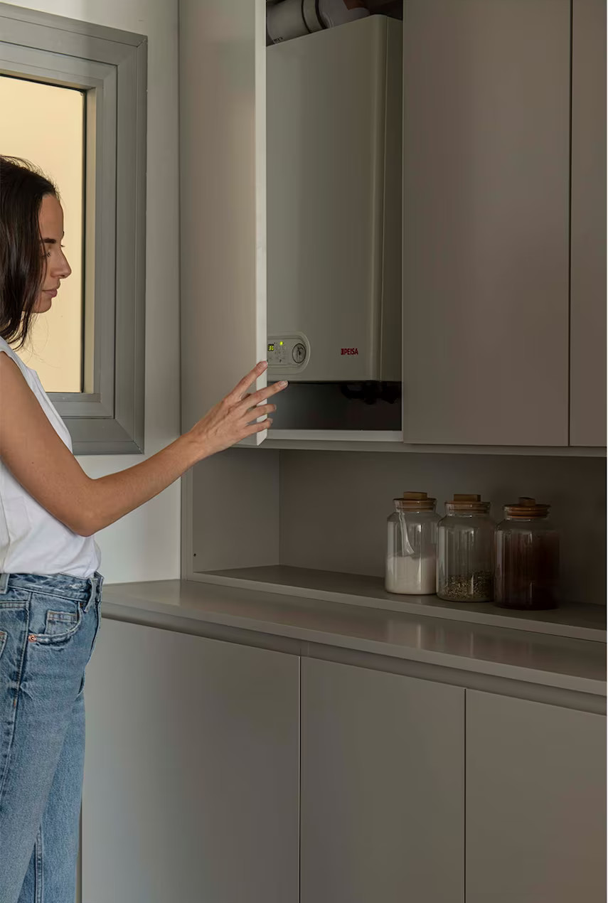 chauffe-eau électrique caché dans placard