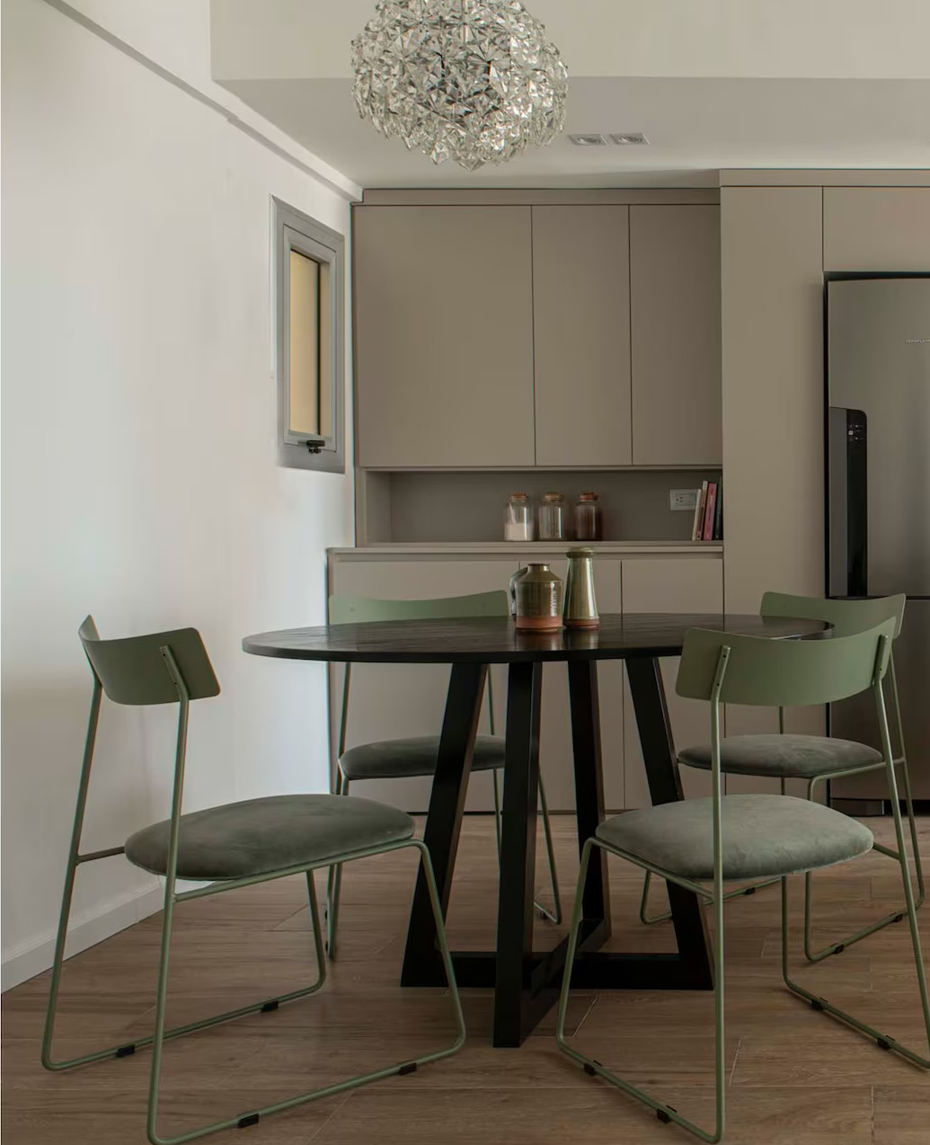 salle à manger avec table ronde