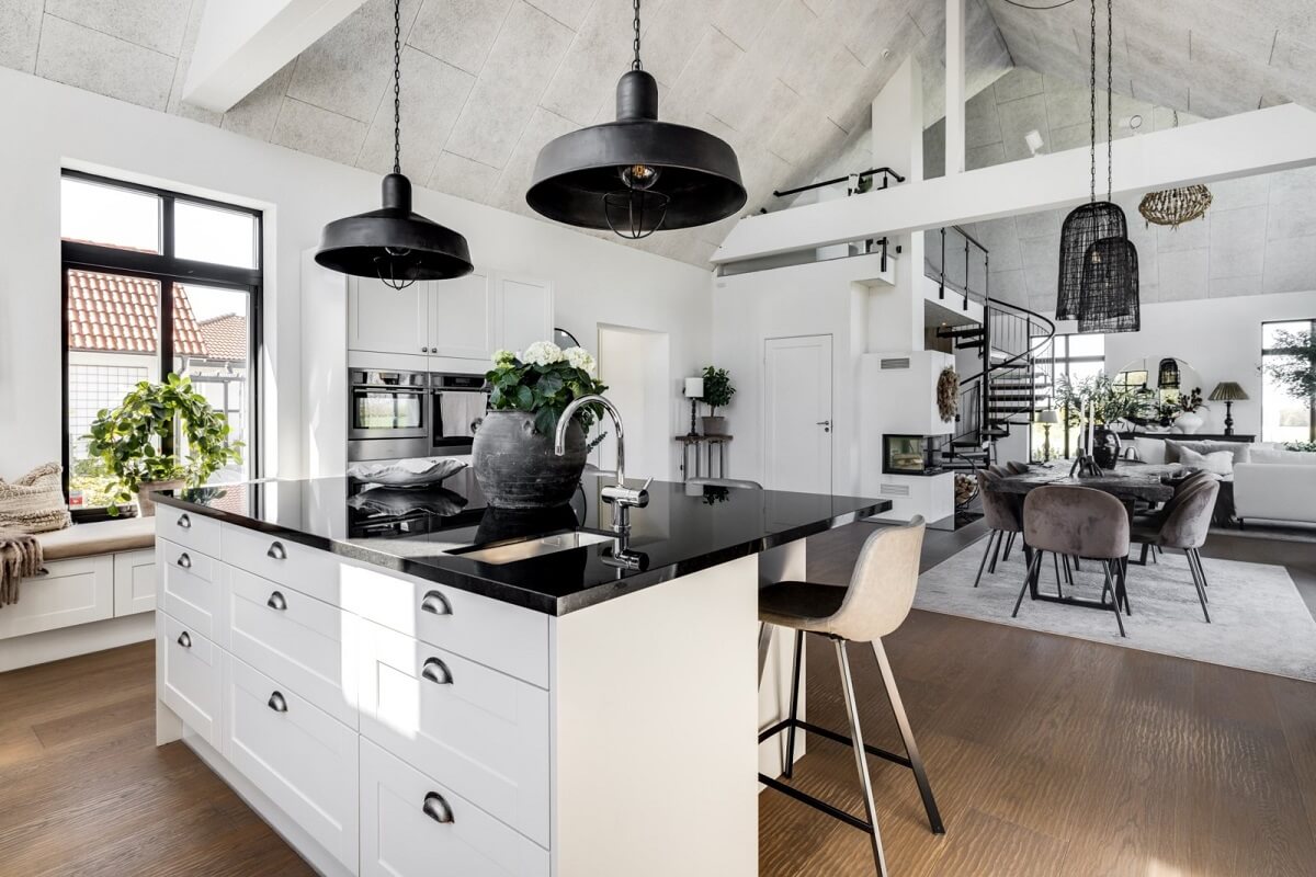 cuisine ouverte avec îlot décoration blanche et noire
