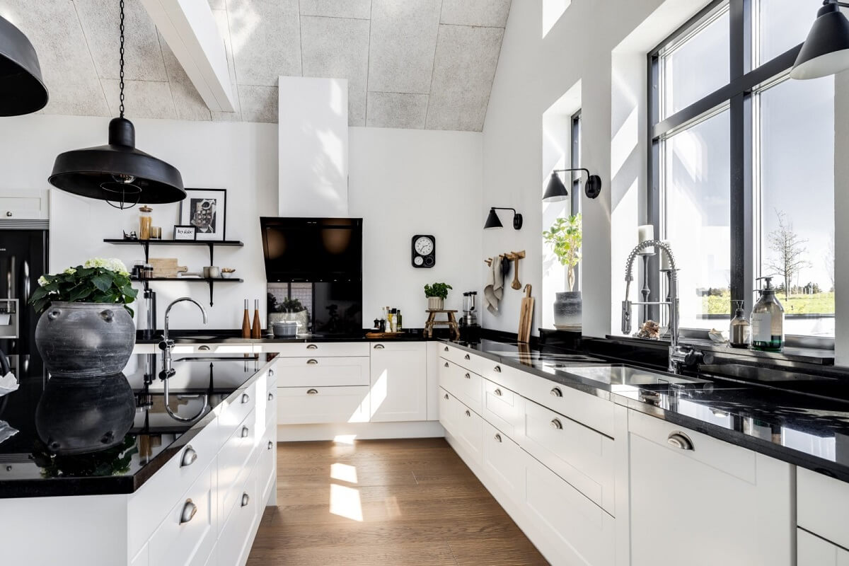cuisine ouverte avec îlot décoration blanche et noire