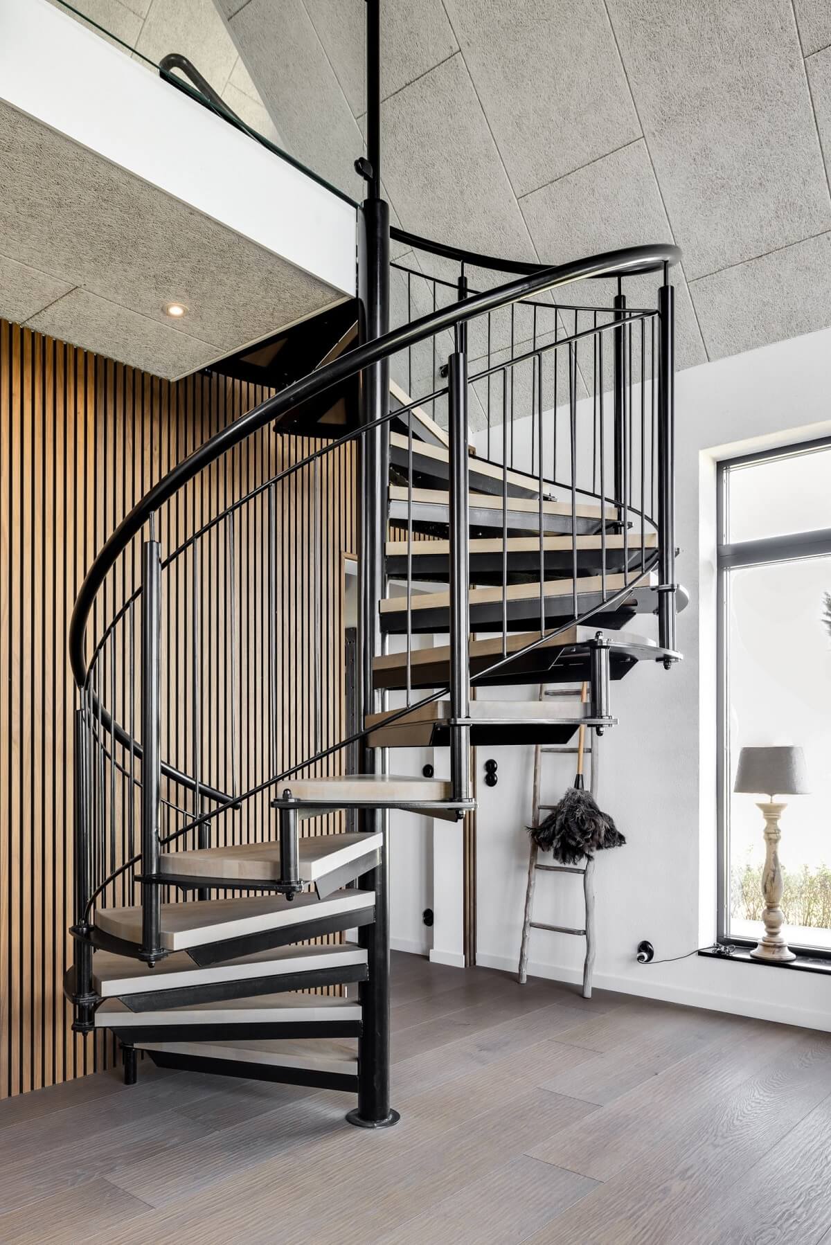 escalier acier en colimaçon mur en tasseau de bois