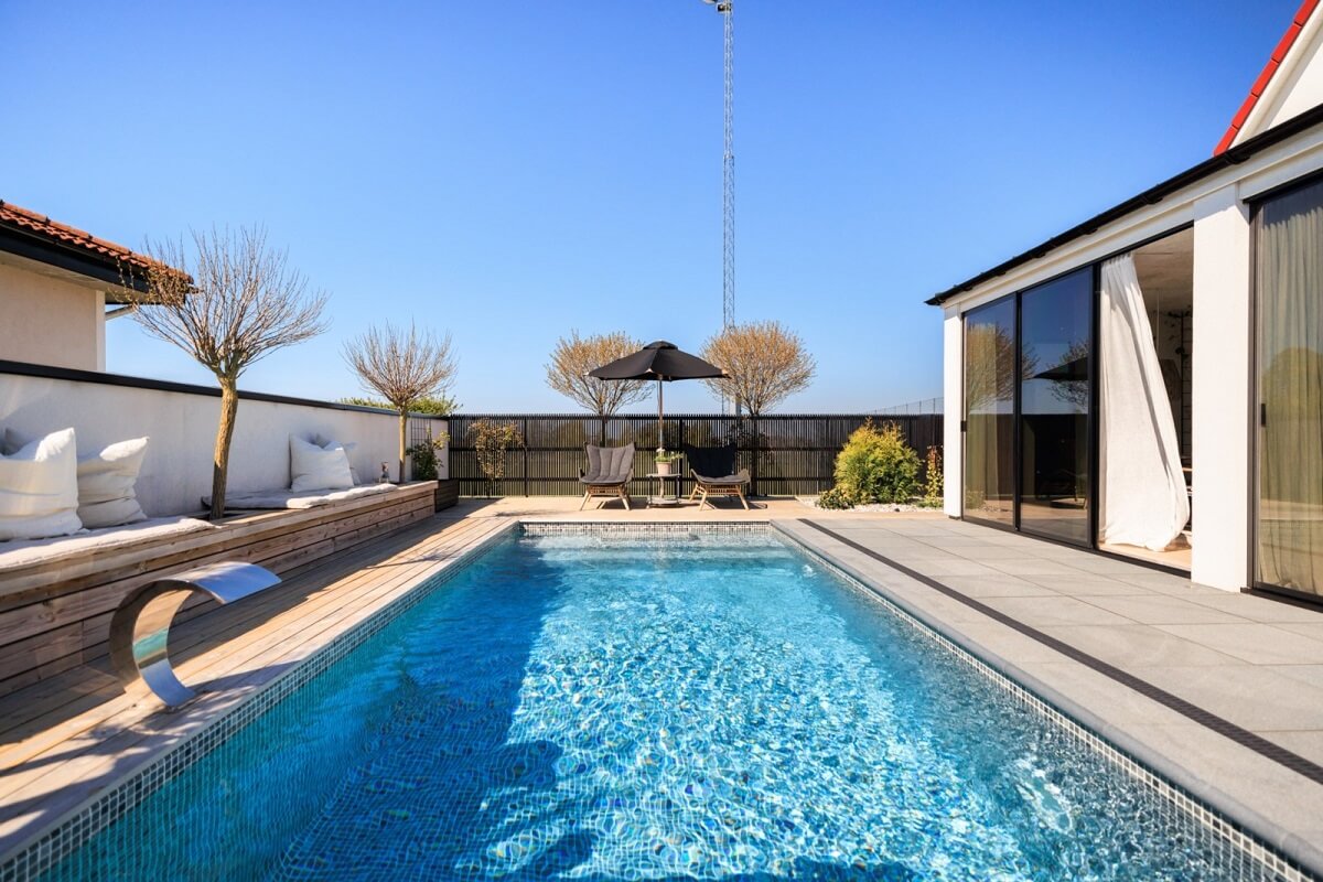 jardin avec piscine maison suédoise