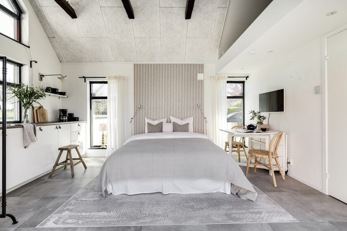 chambre décoration blanche et tête de lit tasseaux de bois blancs