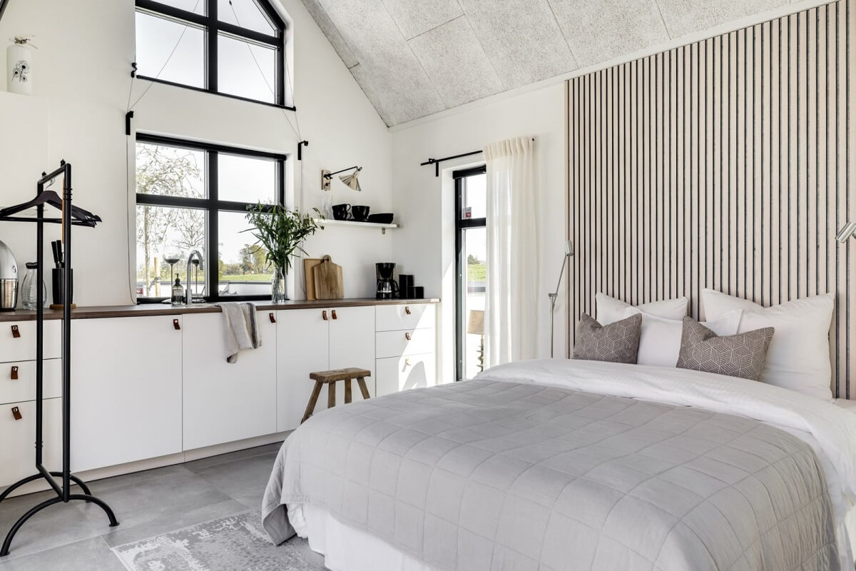 chambre décoration blanche et tête de lit tasseaux de bois blancs
