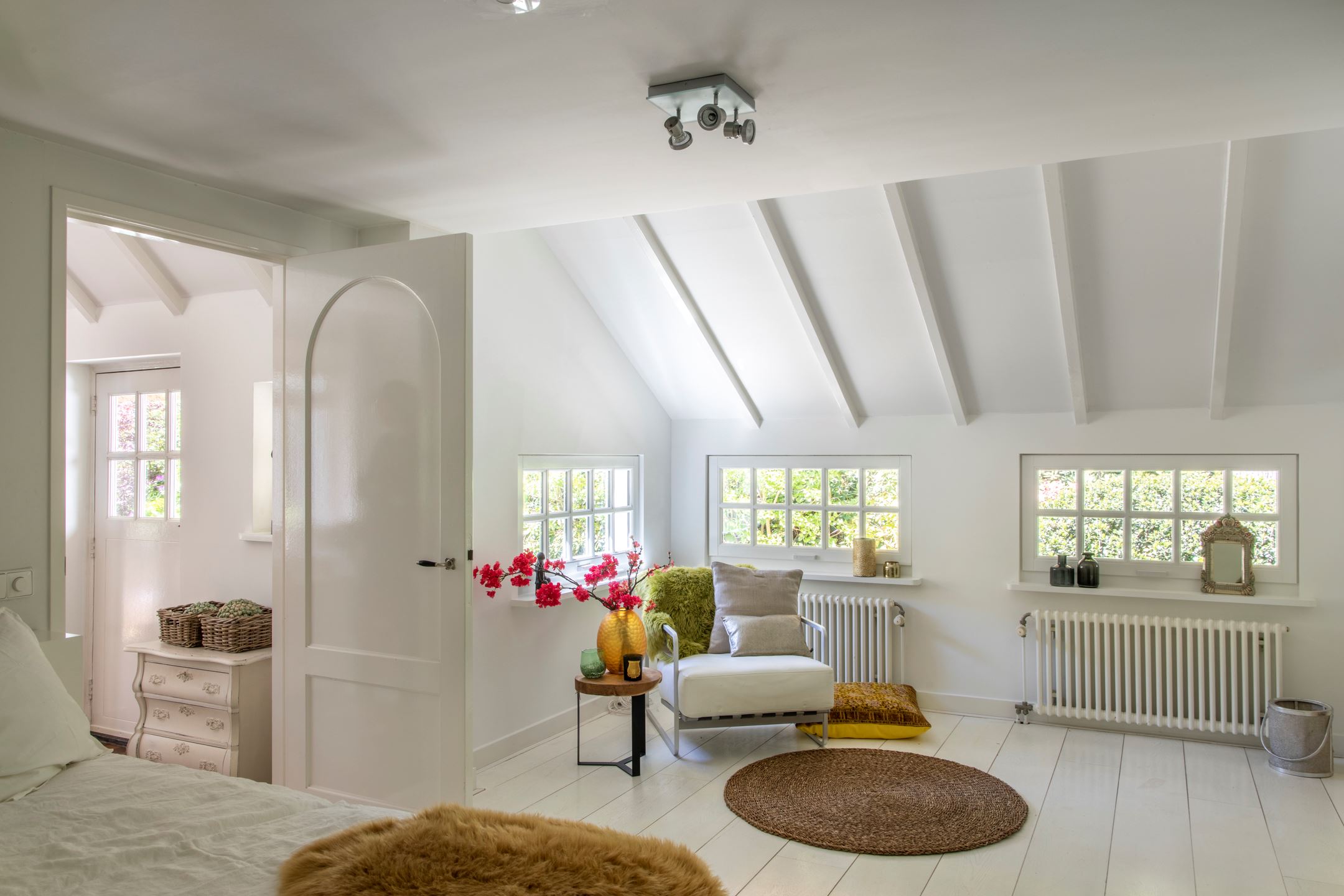 chambre mansardée avec poutres blanches chambre mansardée avec poutres blanches