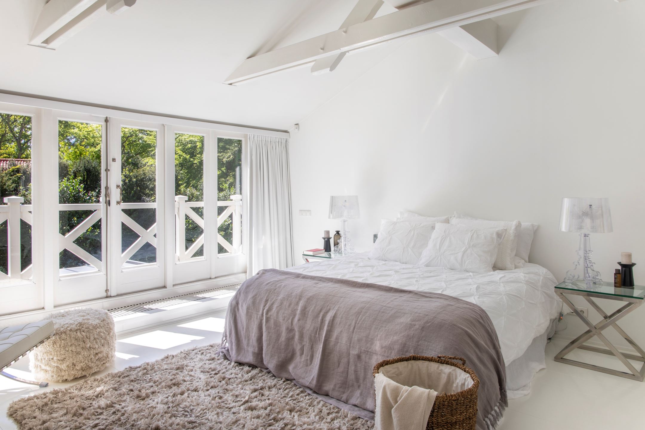 chambre mansardée avec poutres blanches chambre mansardée avec poutres blanches