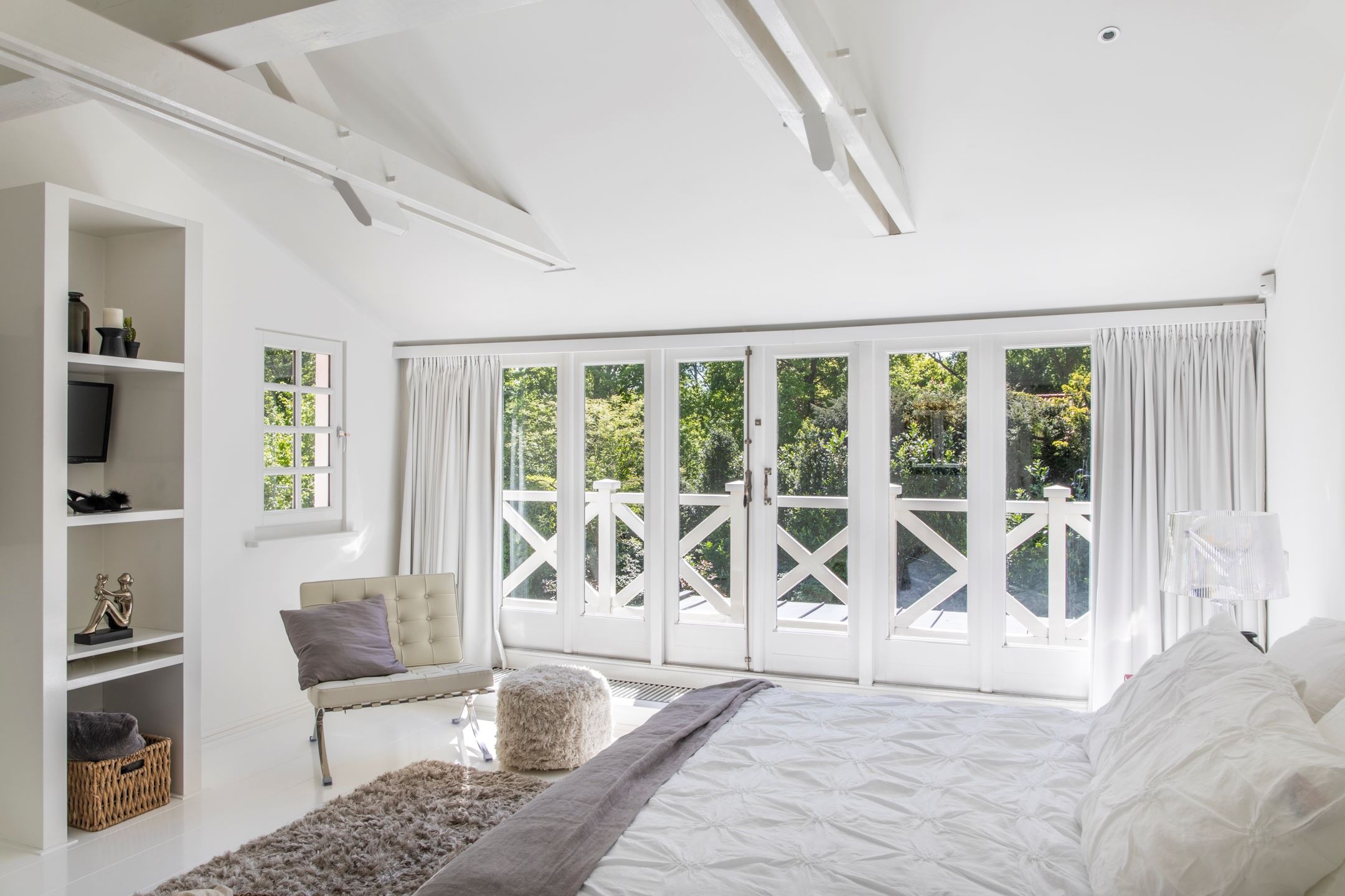 chambre mansardée avec poutres blanches chambre mansardée avec poutres blanches