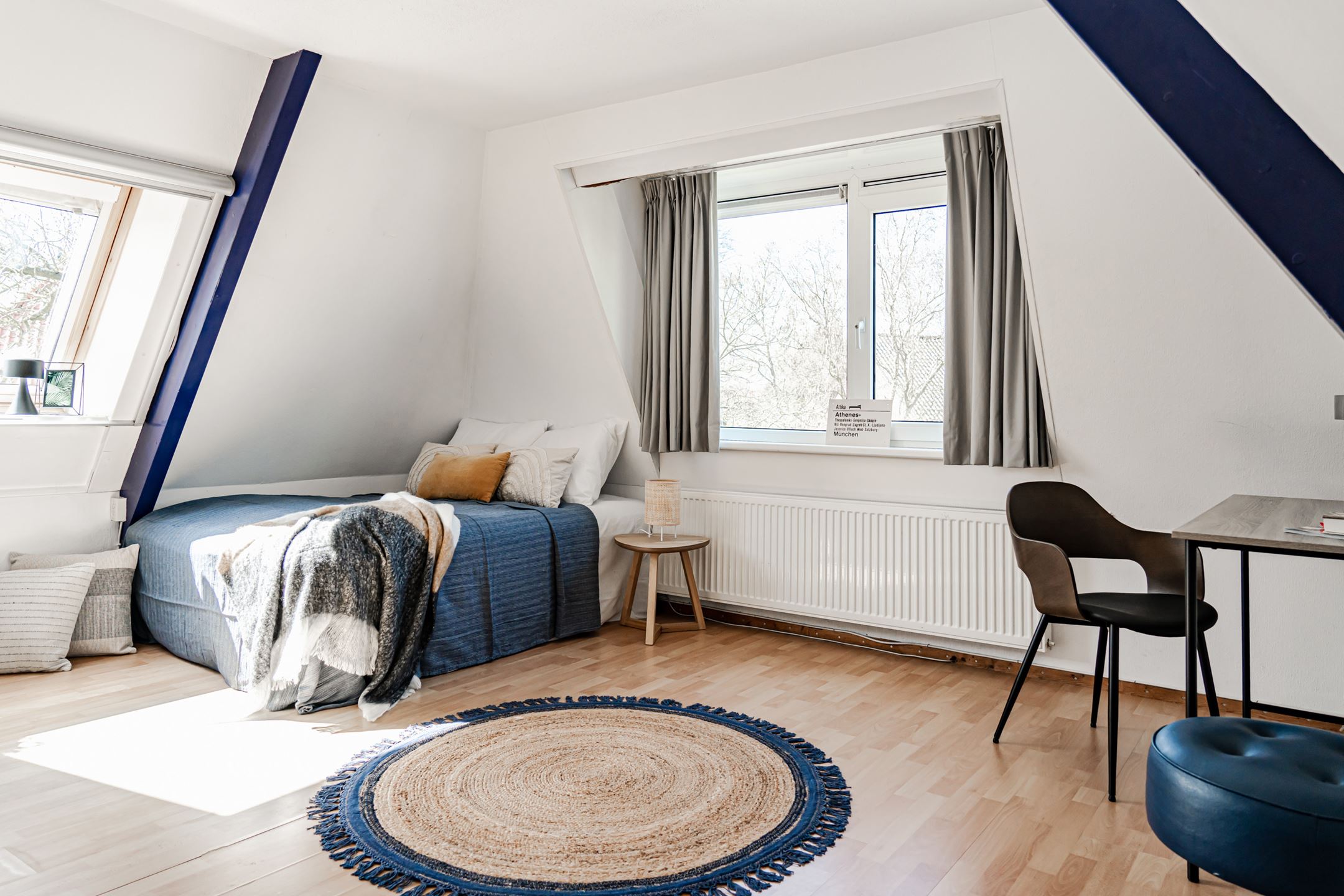 chambre mansardée avec poutres