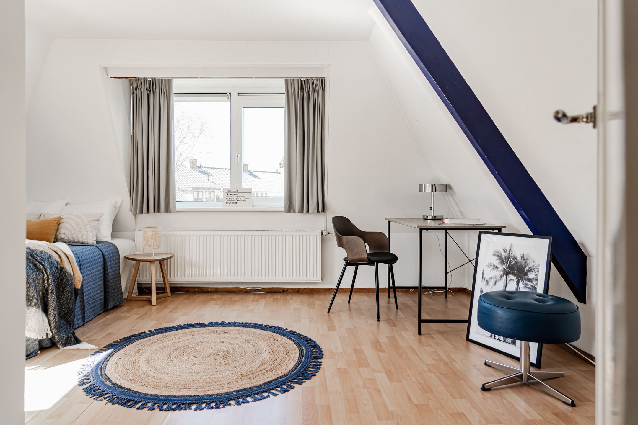 chambre mansardée avec poutres
