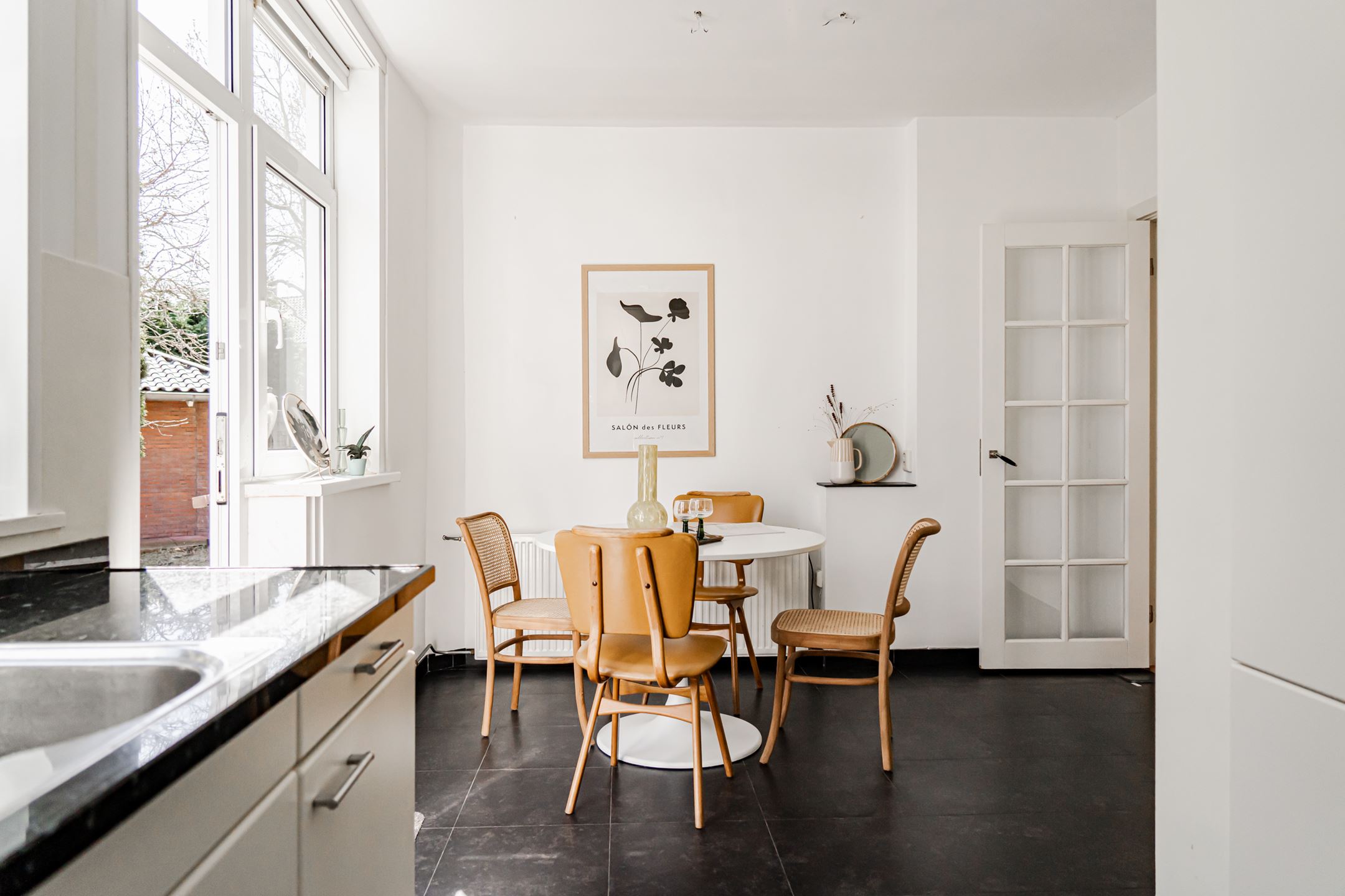cuisine blanche avec coin repas