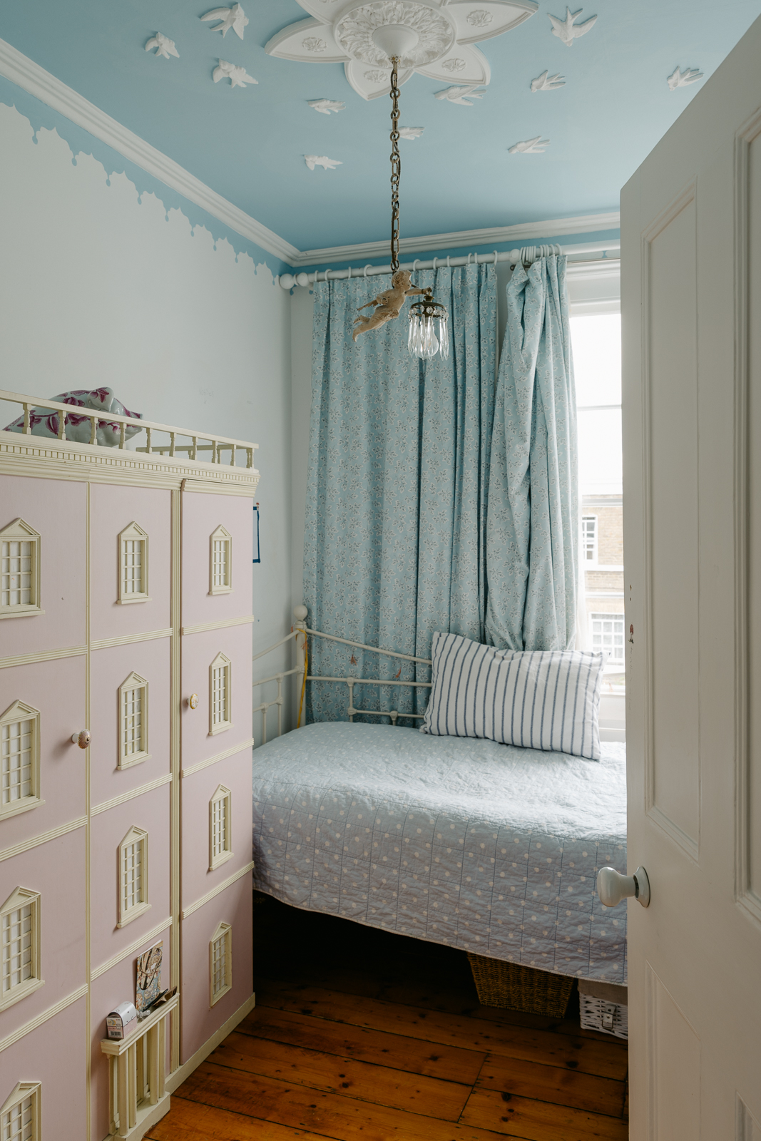 chambre enfant plafond peint avec oiseaux