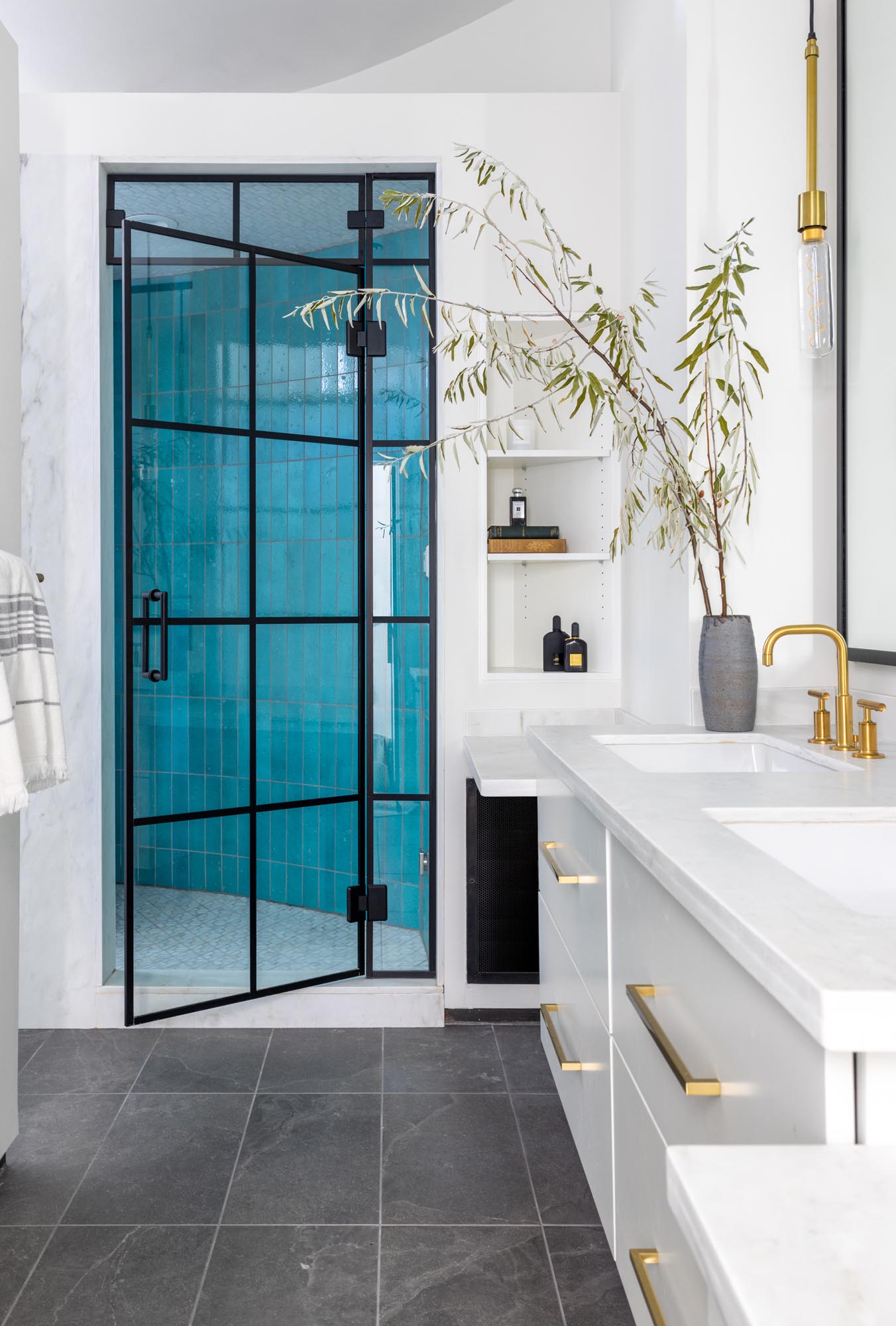 salle de bain porte douche industrielle