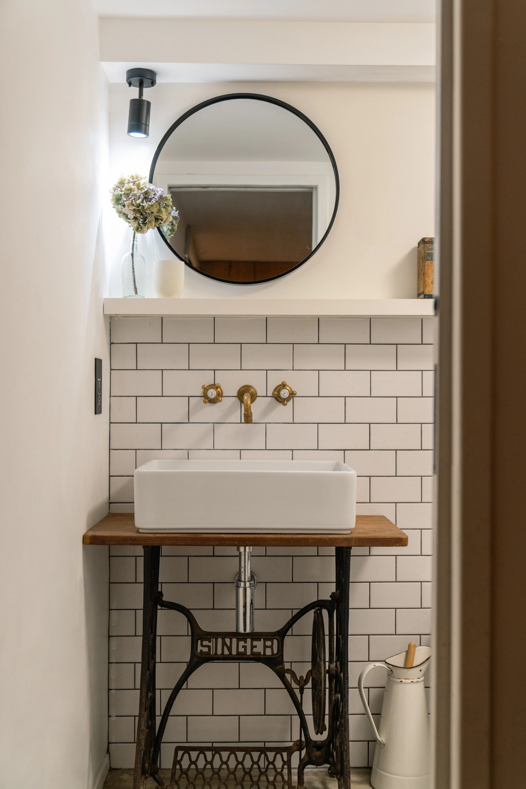 salle de bain vintage meuble vasque Singer salle de bain vintage meuble vasque Singer