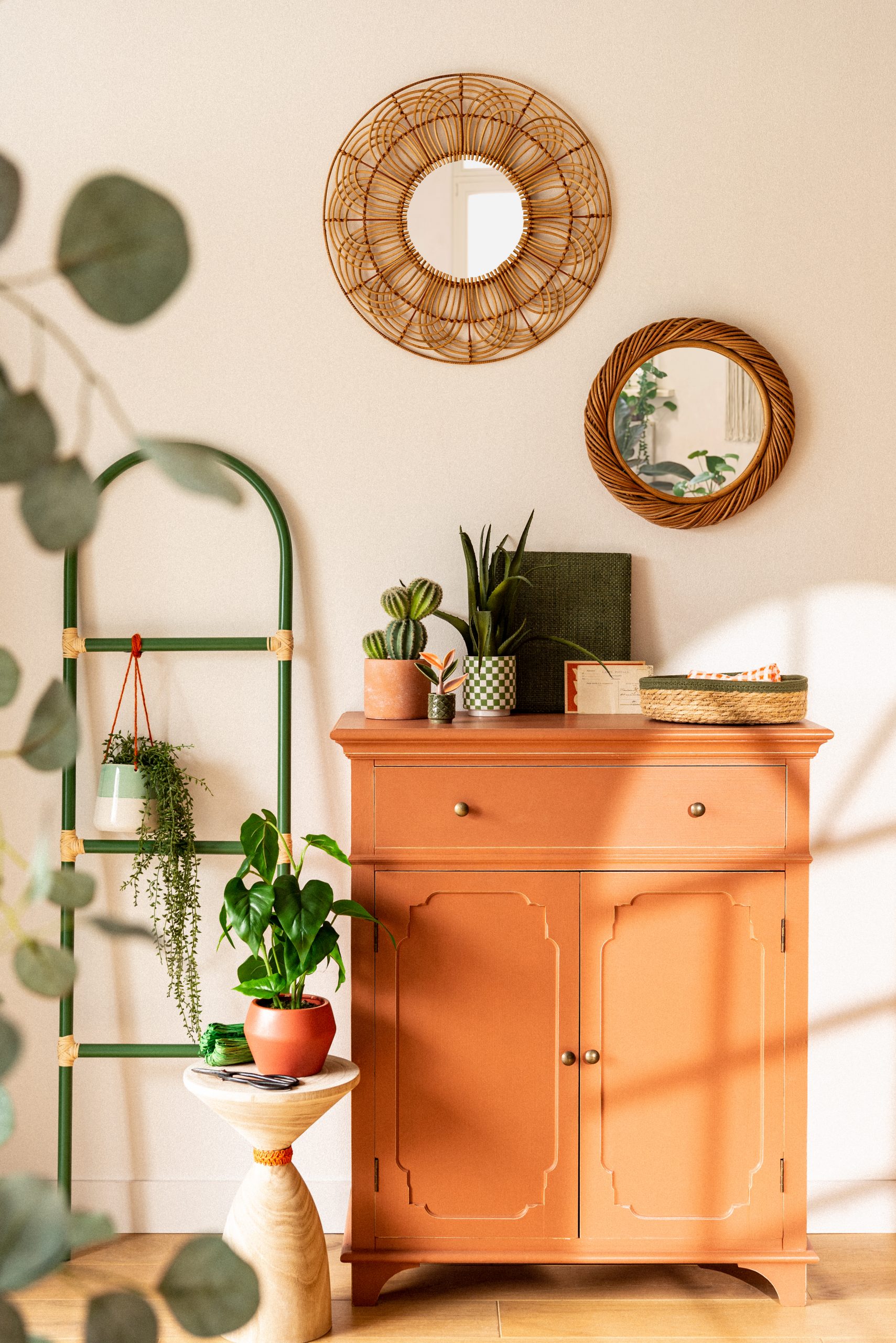 salon avec miroir rotin rond