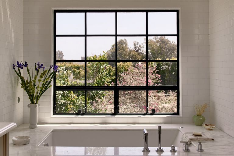 salle de bain avec fenêtre
