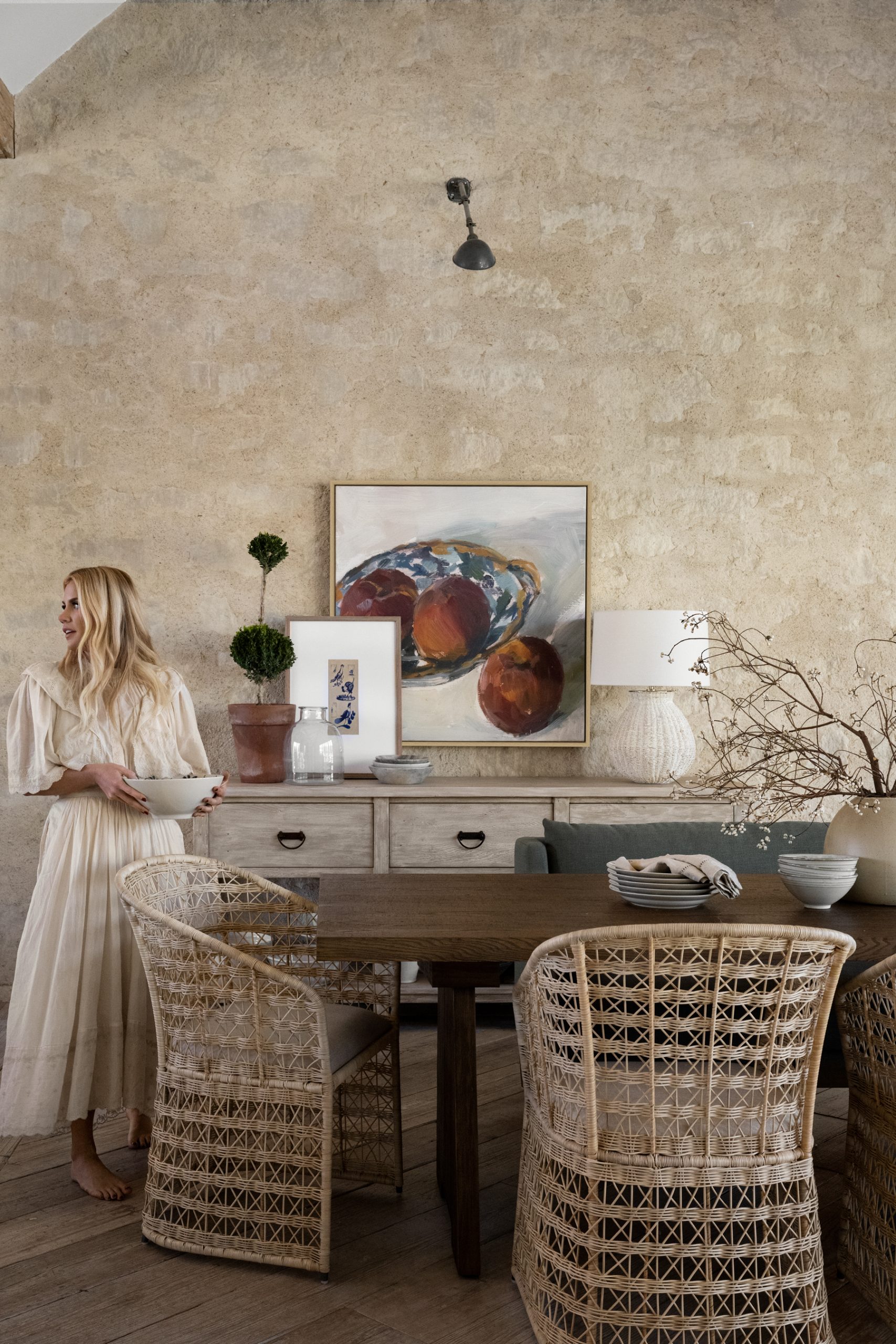 salle à manger mur de pierres décoration naturelle