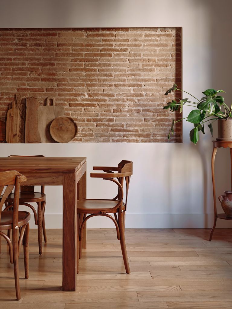 salle à manger mur de briques anciennes