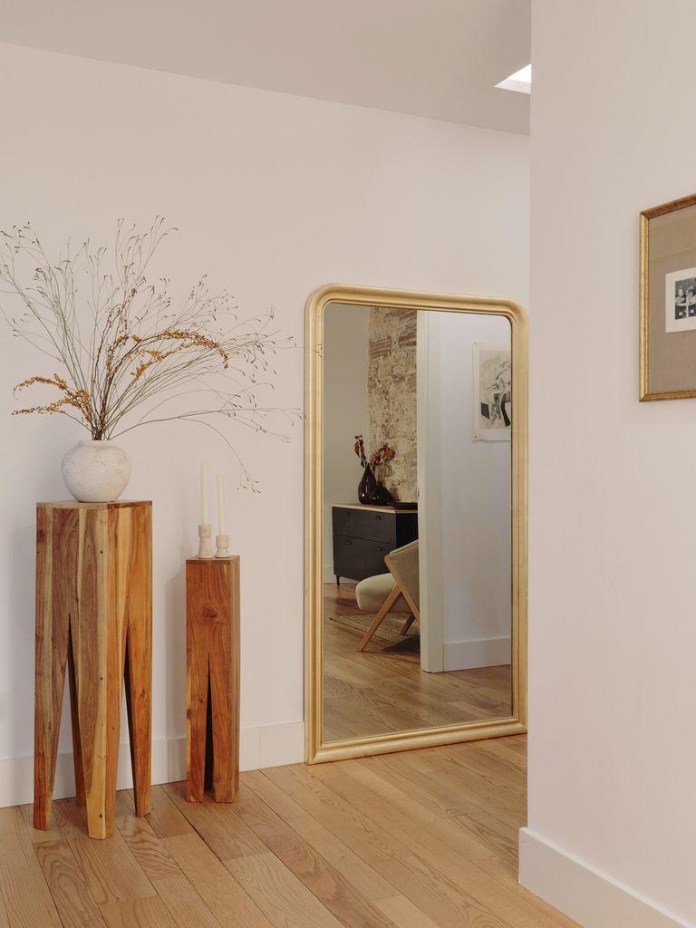 entrée avec miroir doré