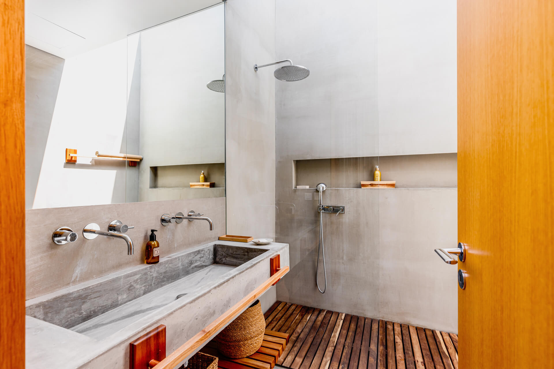 salle de bain béton maison container habillée de bois salle de bain béton maison container habillée de bois