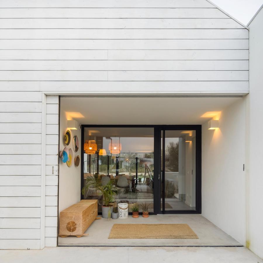 entrée maison simple et blanche contemporaine