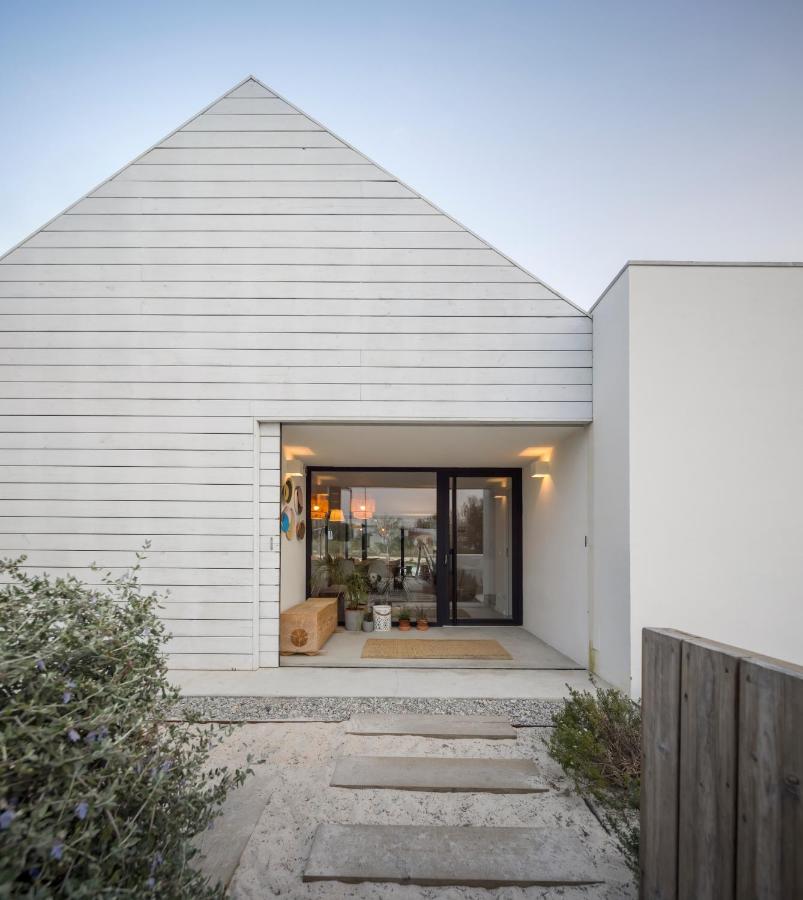 entrée maison simple et blanche contemporaine