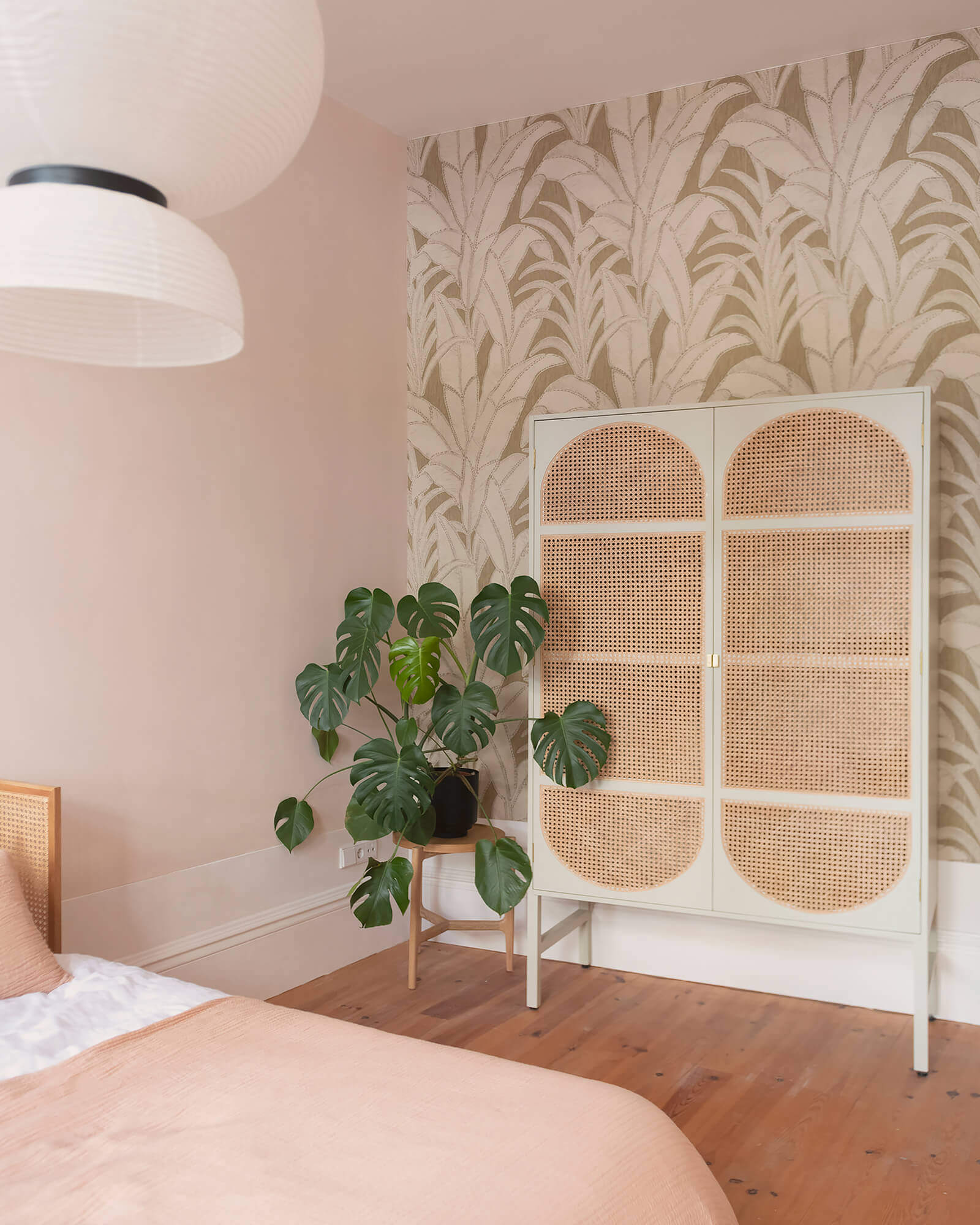 chambre avec papier-peint et mobilier cannage chambre avec papier-peint et mobilier cannage