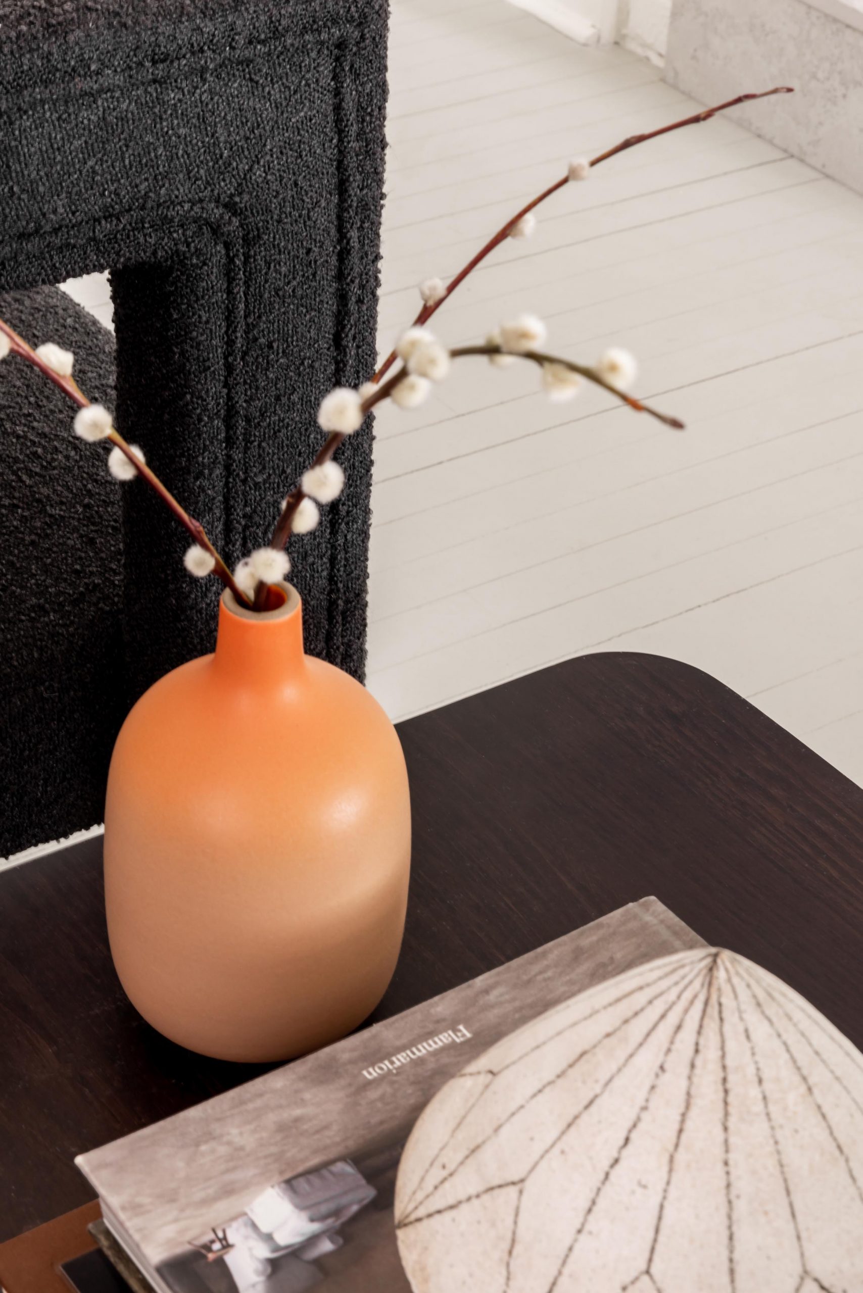 table basse avec vase orange table basse avec vase orange