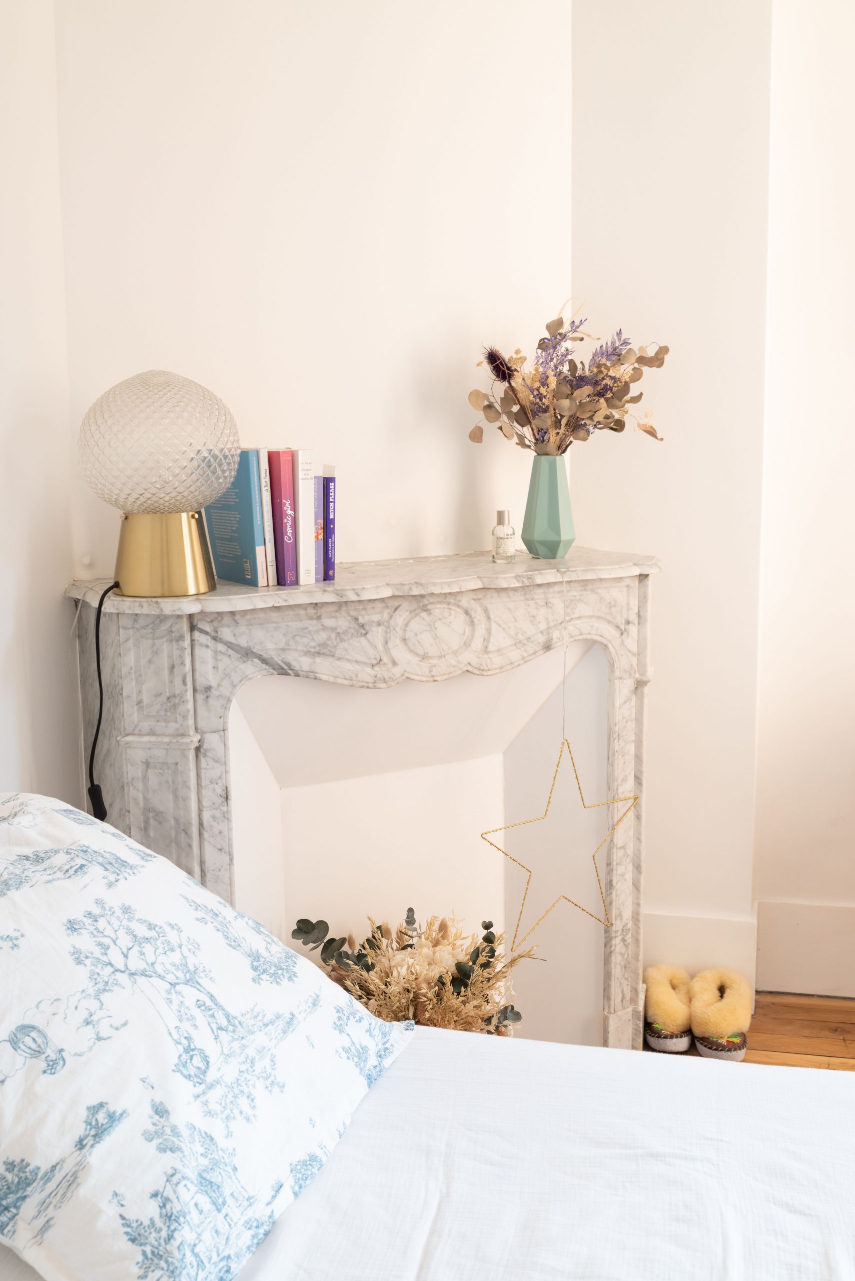 chambre avec cheminée marbre blanc