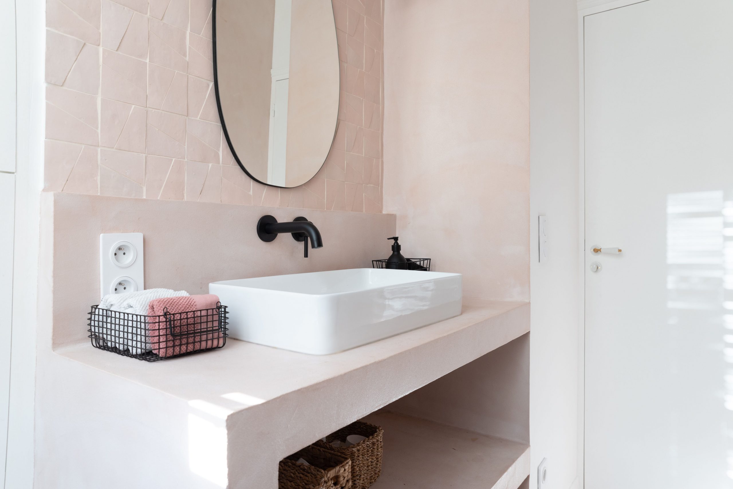 salle de bain zelliges roses décoration contemporaine
