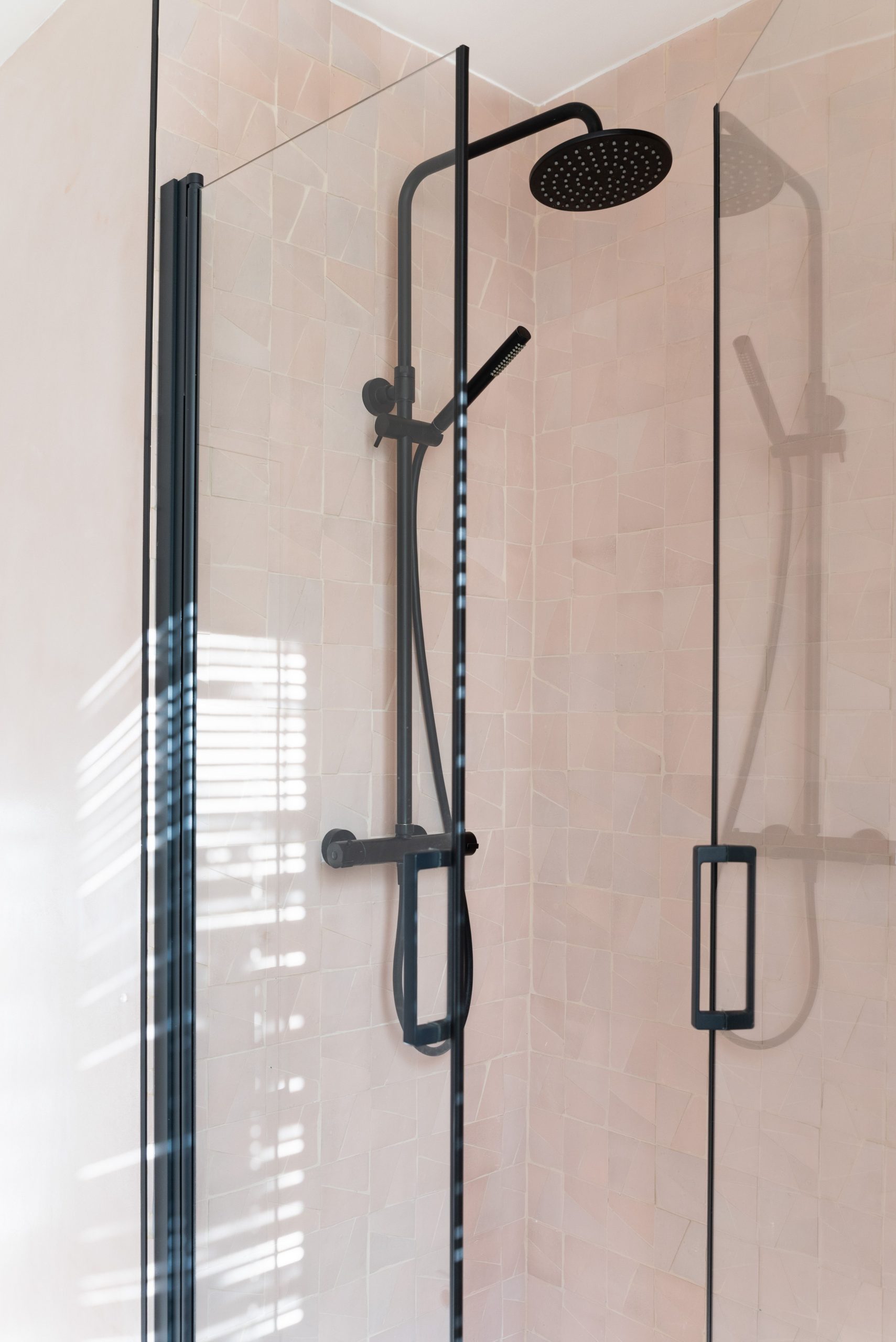 salle de bain zelliges roses robinetterie noire