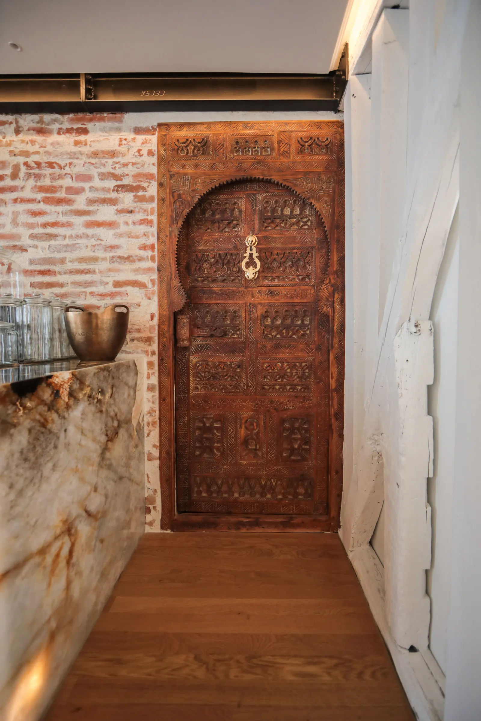 porte indienne et mur de briques appartement Cedric Grolet porte indienne et mur de briques appartement Cedric Grolet
