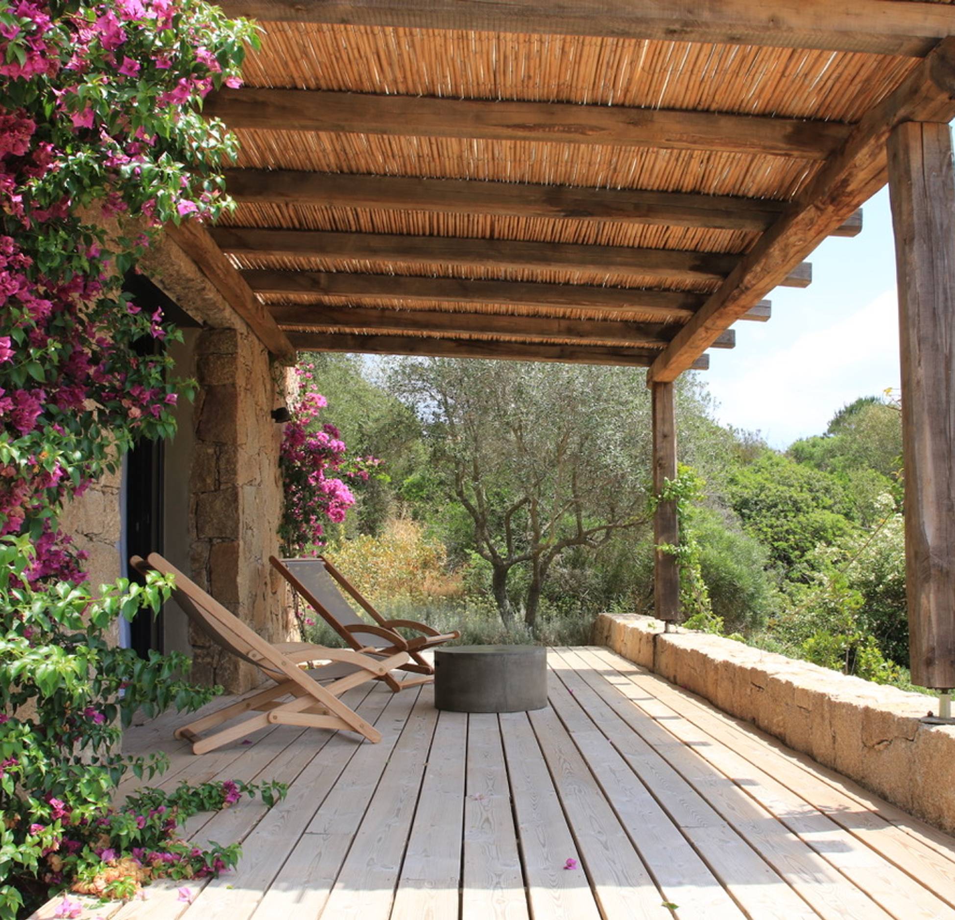 terrasse avec pergola bois et canisses